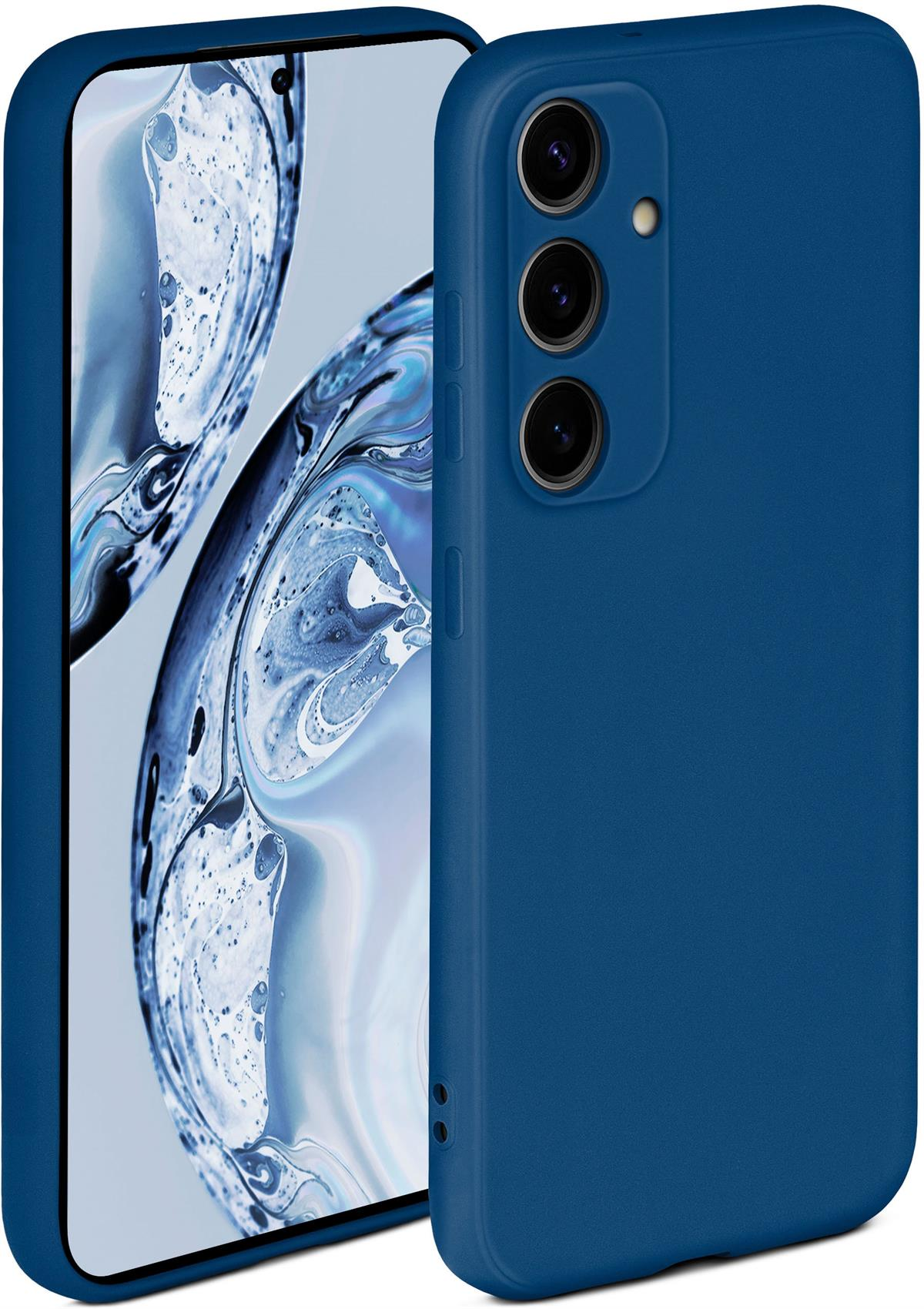 Blaue Handyhülle mit einem Handy links. Beide vor abstraktem Hintergrund.