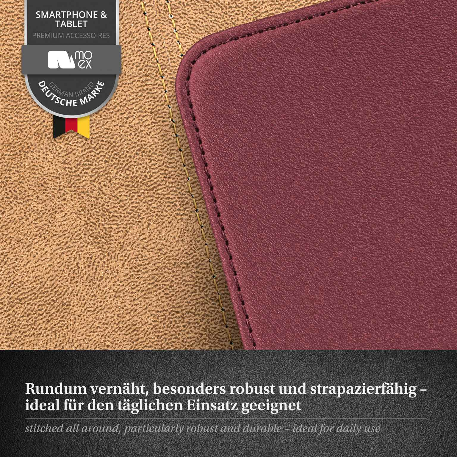 Burgunderfarbene Handyhülle-Ecke mit Nahtdetails auf brauner Oberfläche.