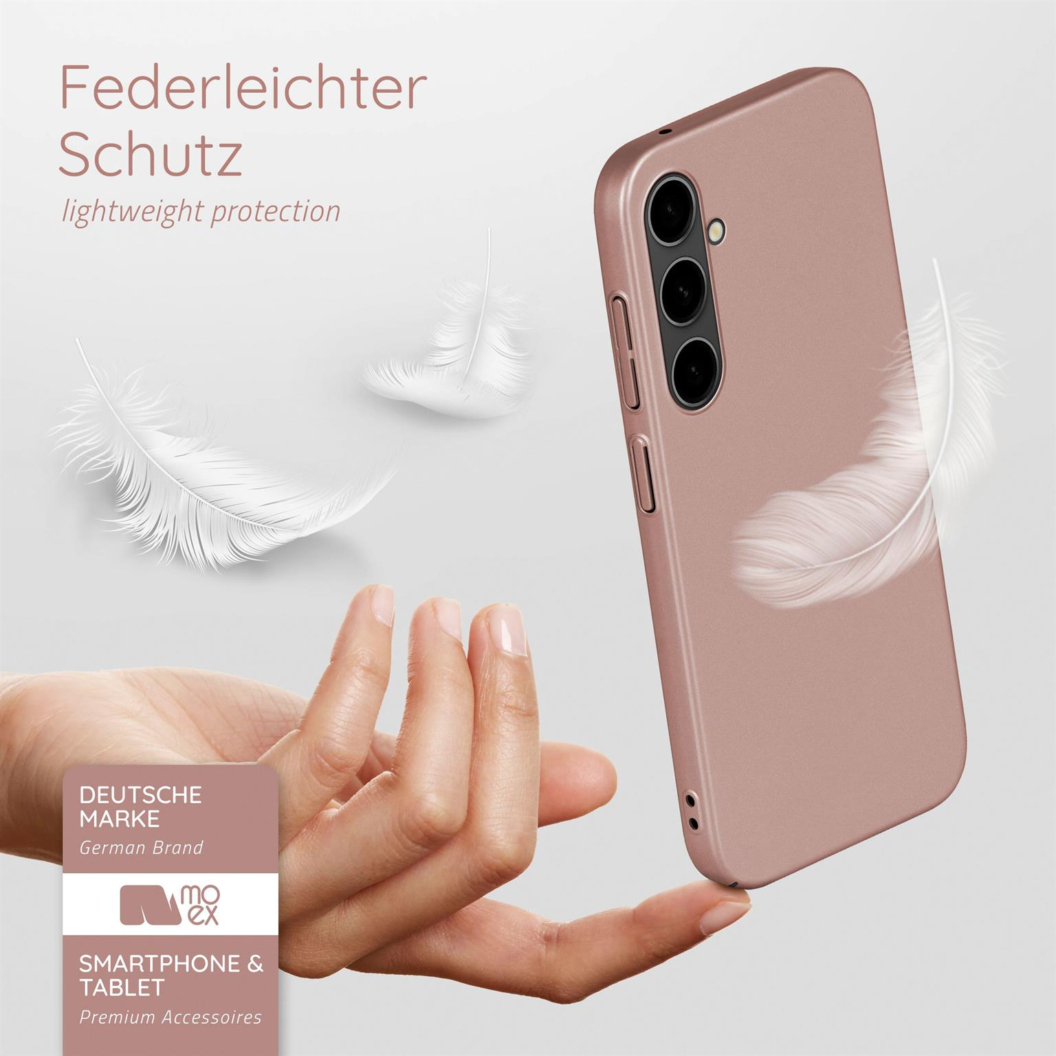 Hand hält eine rosa Handyhülle, mit drei weißen Federn im Hintergrund.