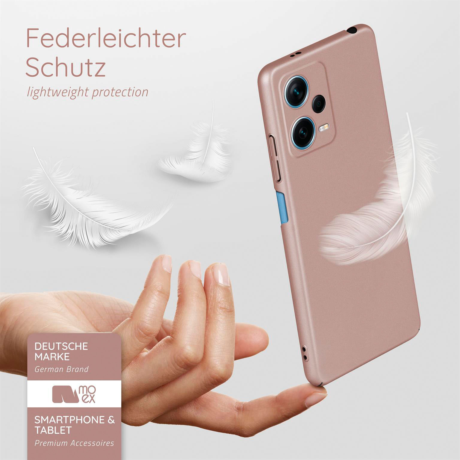Hand hält eine rosa Handyhülle, drei Federn im Hintergrund. Deutsches Markenlogo.