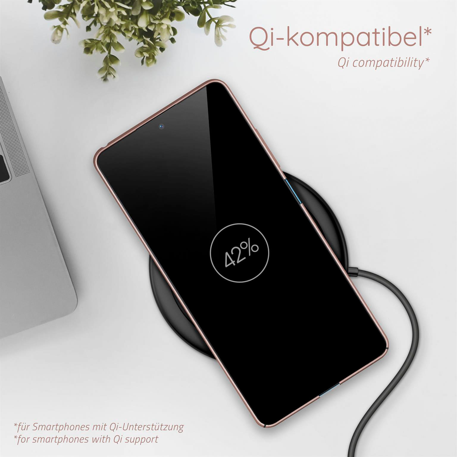 Ein Telefon, das auf einem kabellosen Ladegerät geladen wird, mit einer 42 % Akkuanzeige.