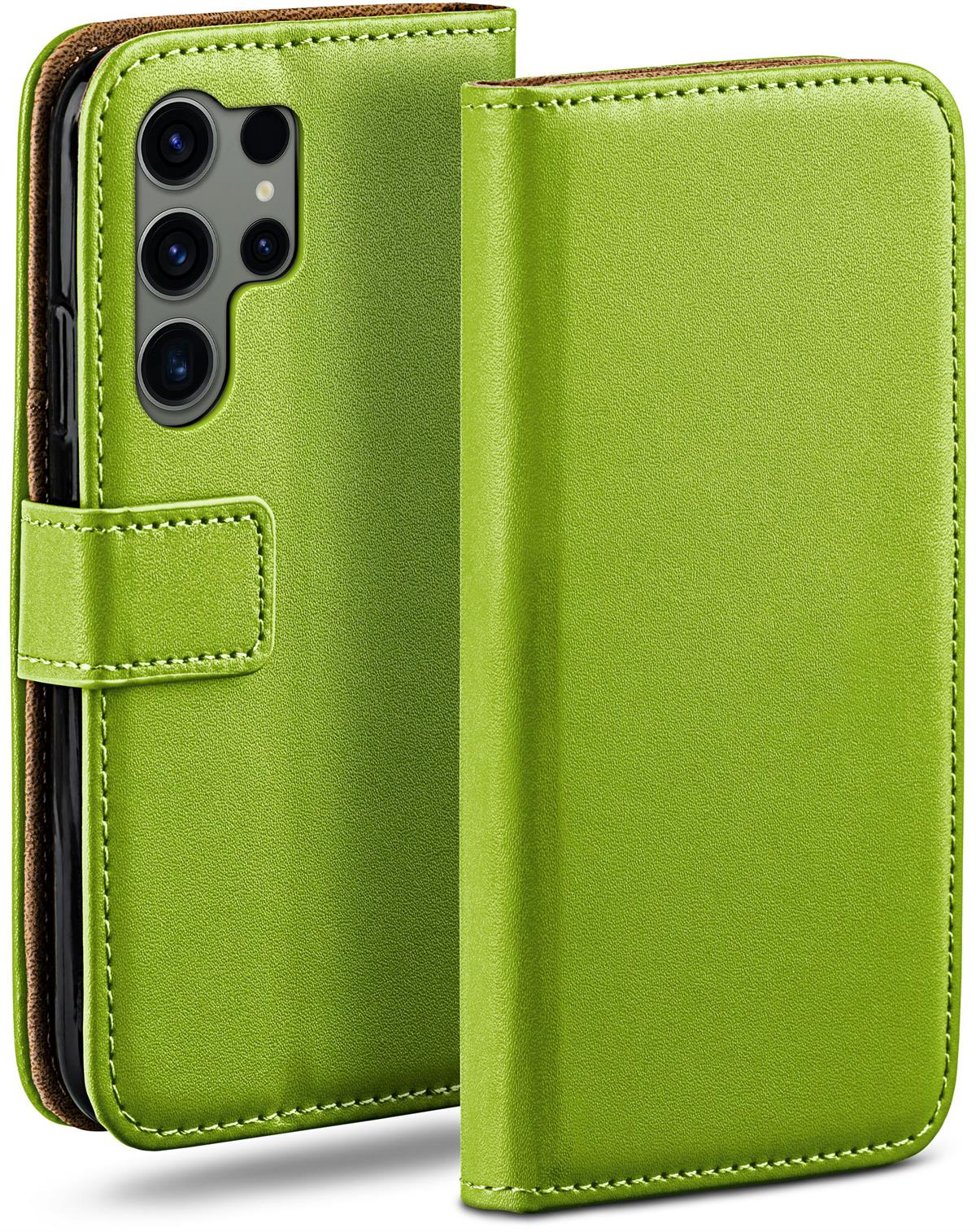 Grüne Handyhülle mit Telefon links. Die Rückseite der Hülle rechts.