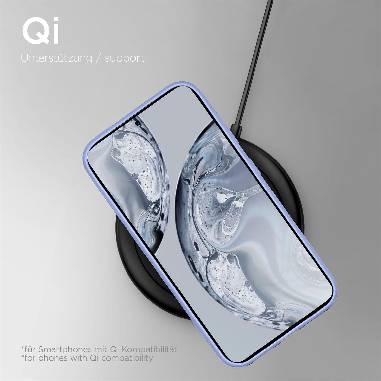 Ein Telefon in einer blauen Hülle wird auf einem kabellosen Ladegerät geladen. Text weist auf Qi-Unterstützung hin.