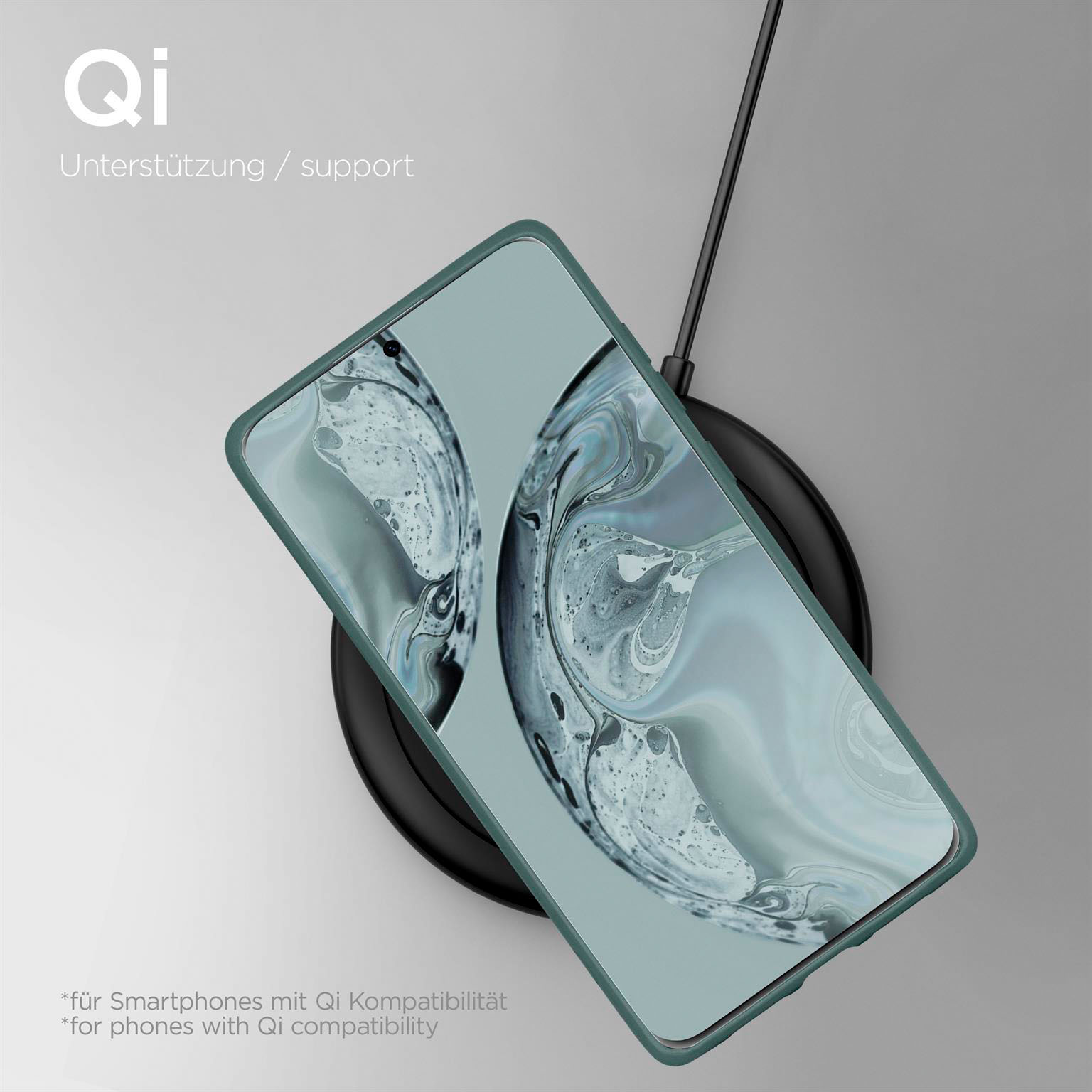 Ein Telefon in einer Hülle, das kabellos auf einem Ladepad geladen wird, mit Erwähnung von Qi-Unterstützung.