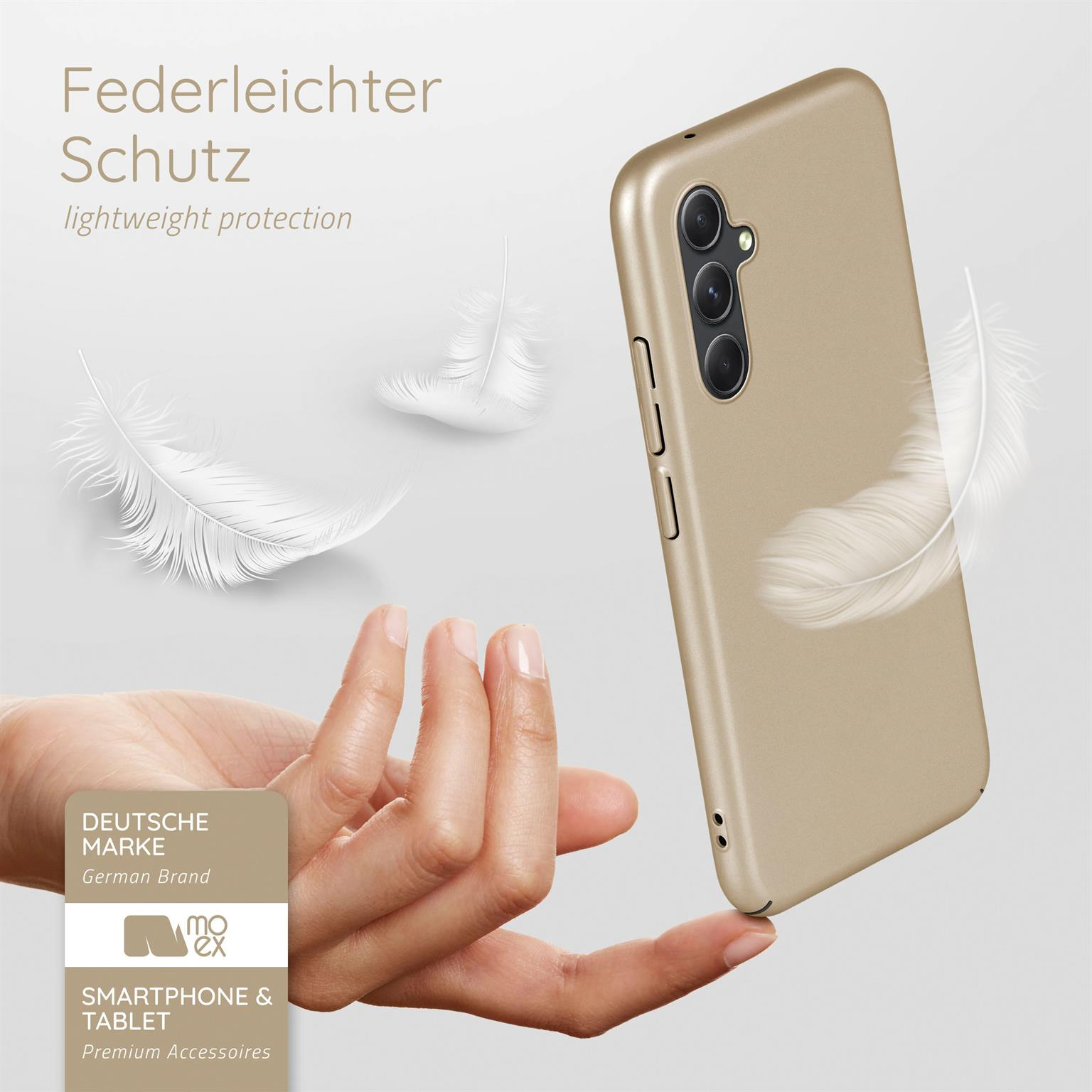 Goldene Handyhülle mit Federn. Hand hält die Hülle.