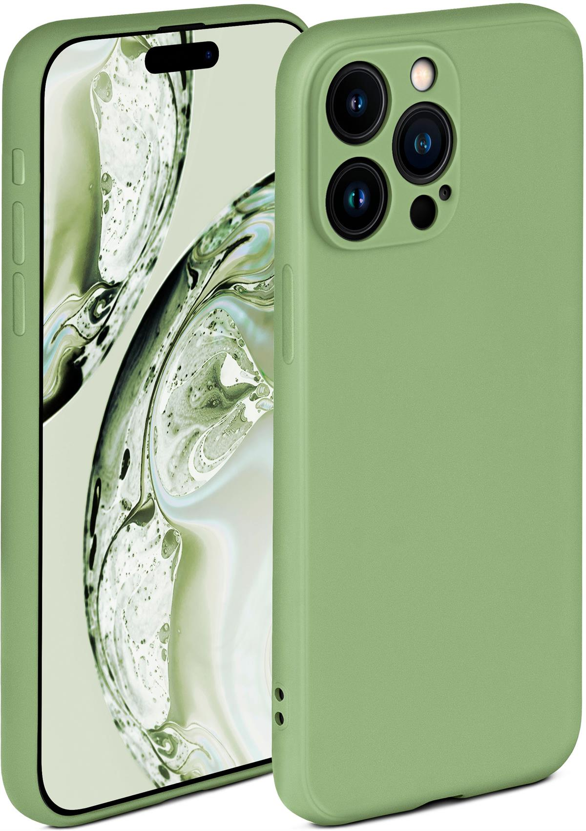 Grüne Handyhülle mit einem Telefon darin. Das Telefon hat drei Kameras. Das Gehäuse ist einfach.