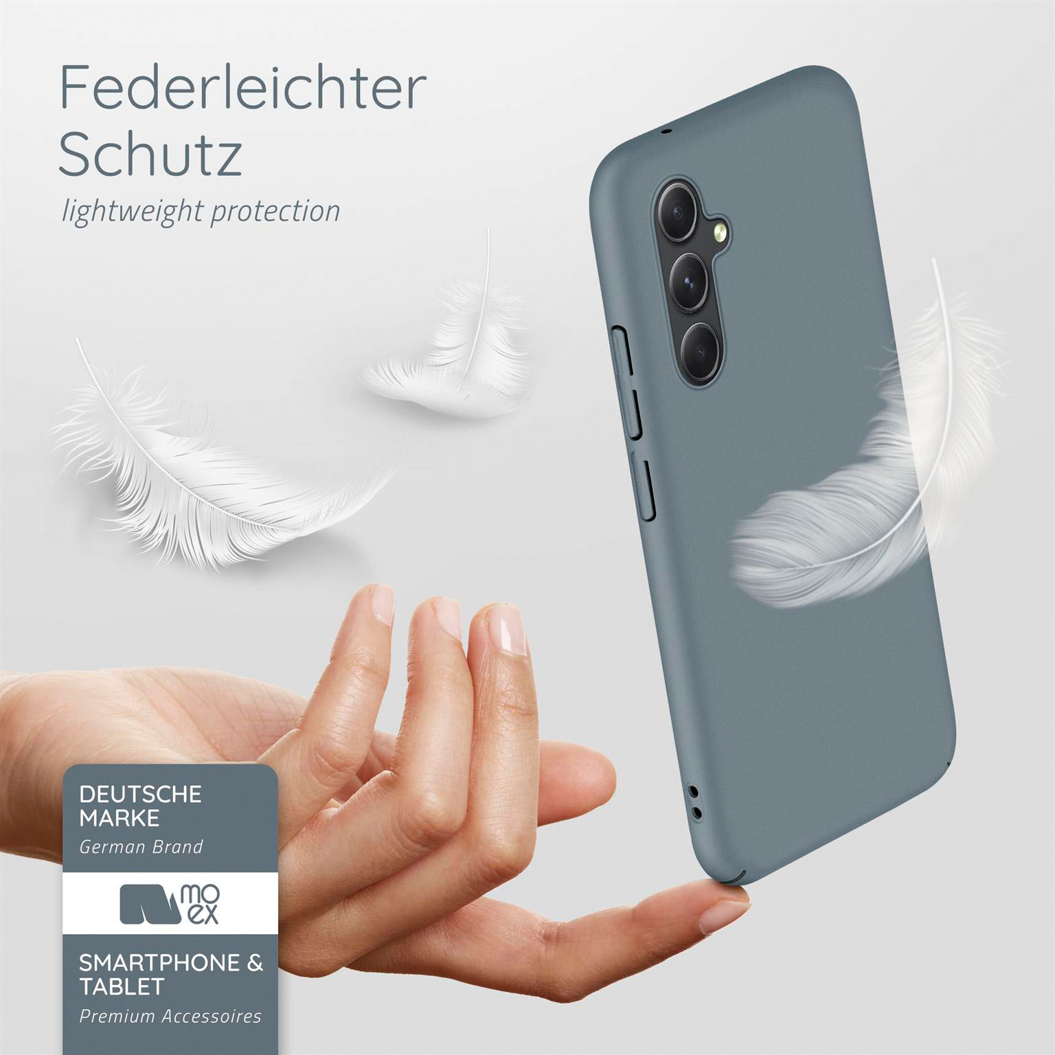 Eine blaue Handyhülle mit Federn, die darum schweben. Der Text lautet leichter Schutz und das Markenlogo.