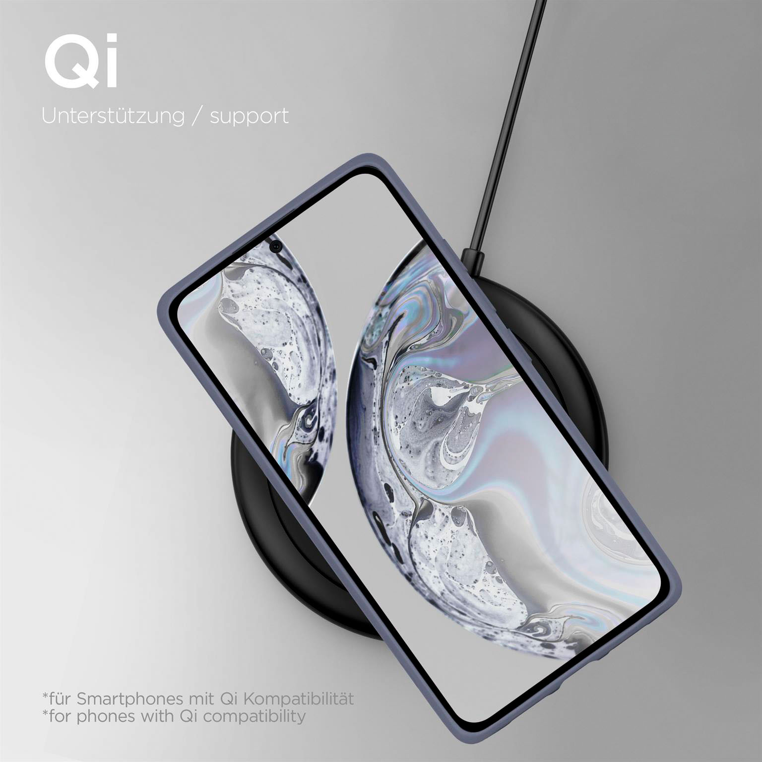 Telefon wird kabellos auf einem schwarzen Ladepad aufgeladen.