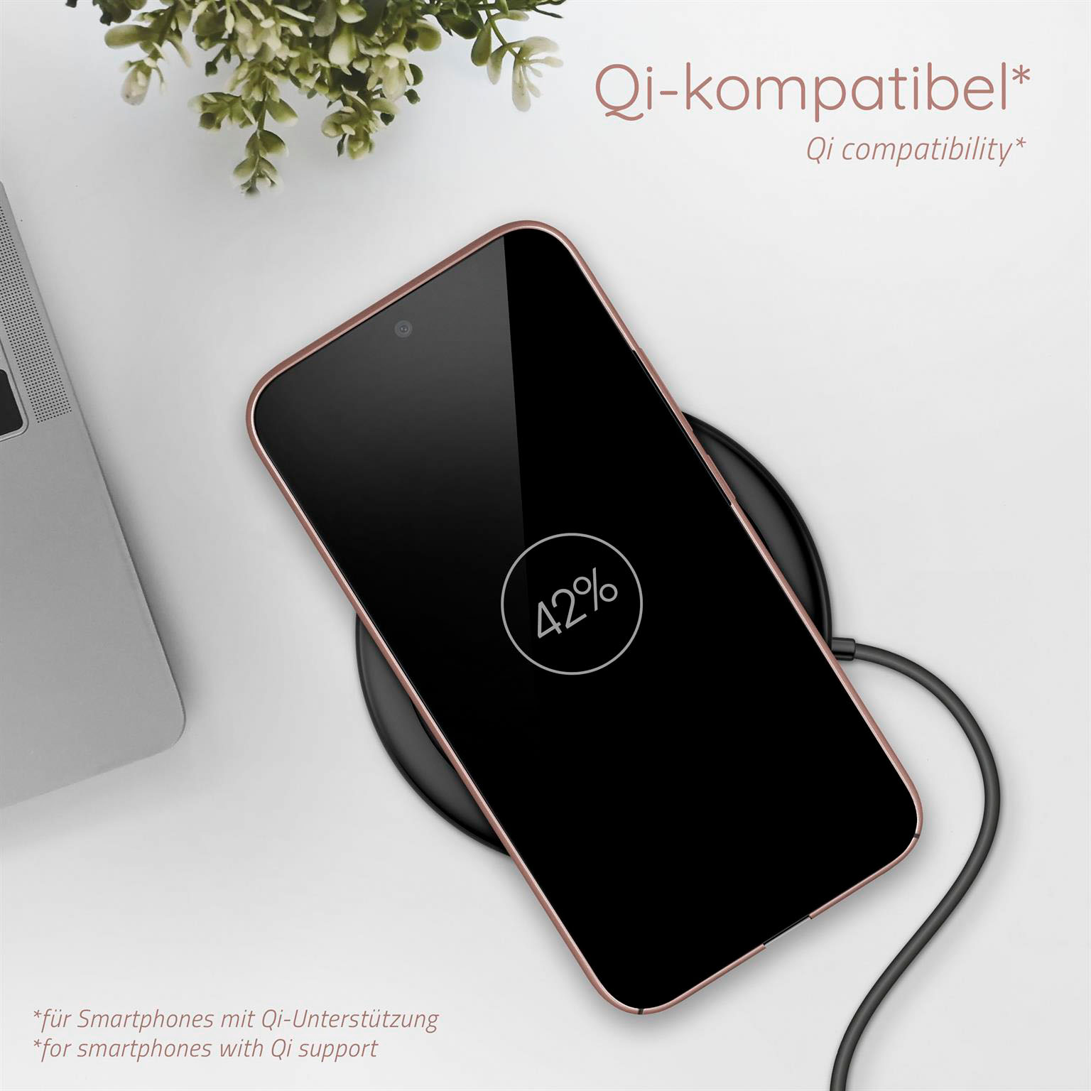 Telefon auf kabellosem Ladegerät, Bildschirm zeigt 42%, mit roségoldfarbener Handyhülle. Weißer Hintergrund.