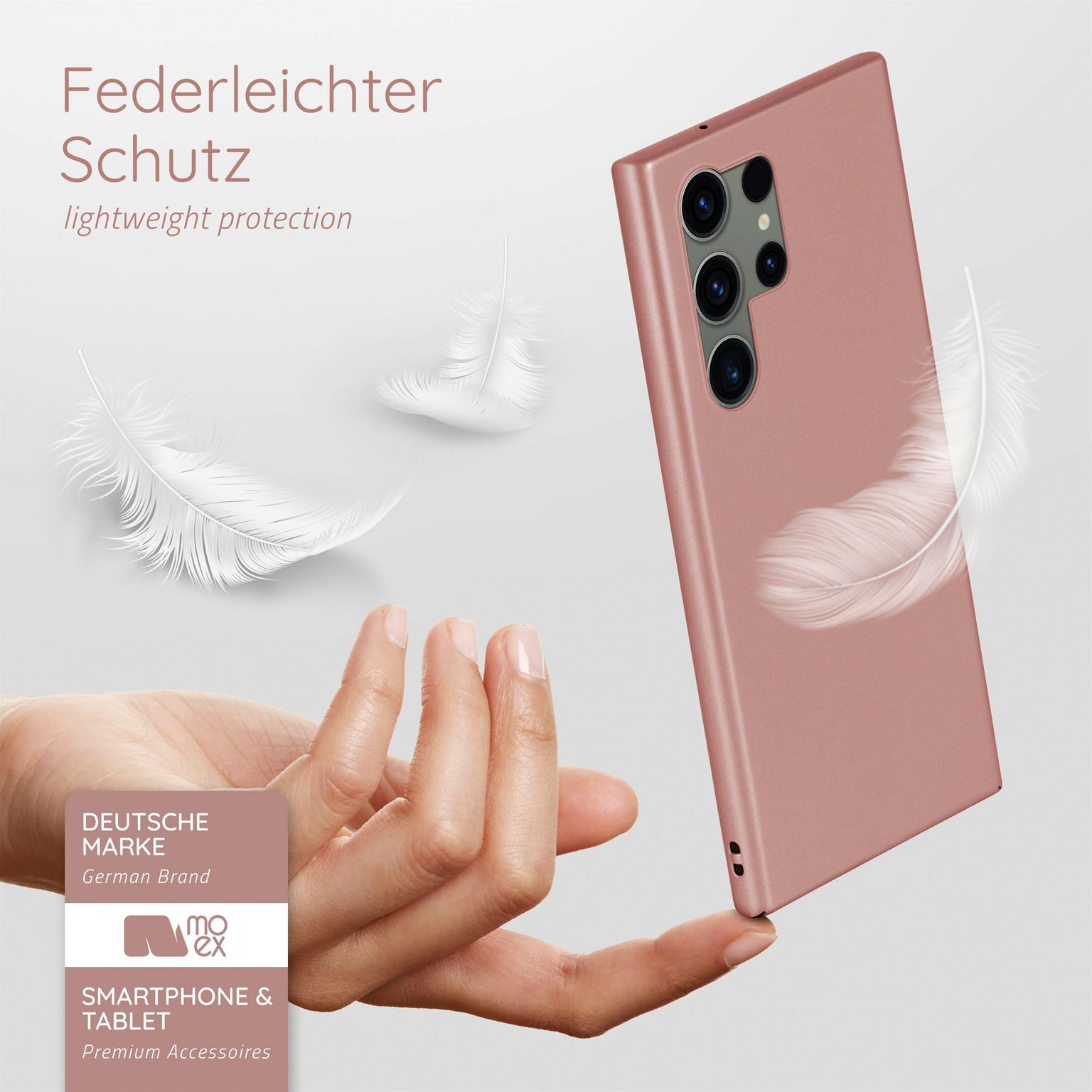 Eine pinkfarbene Handyhülle mit drei weißen Federn, gehalten von einer Hand.