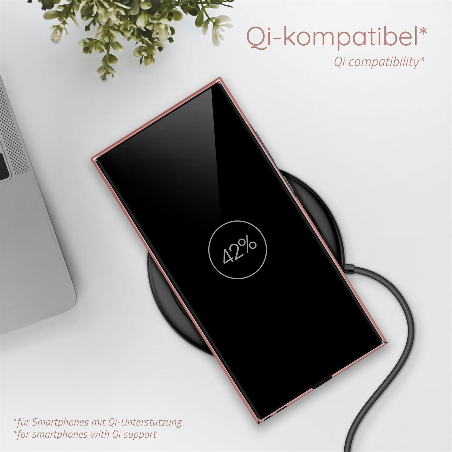 Ein Telefon mit roségoldener Hülle auf einem schwarzen kabellosen Ladegerät. Zeigt 42% Ladestatus.