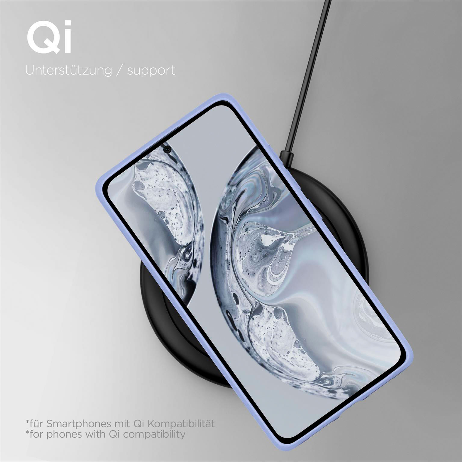 Telefon auf kabellosem Ladegerät. Handyhülle ist hellblau. Schwarzes Ladegerät, weiße Oberfläche.