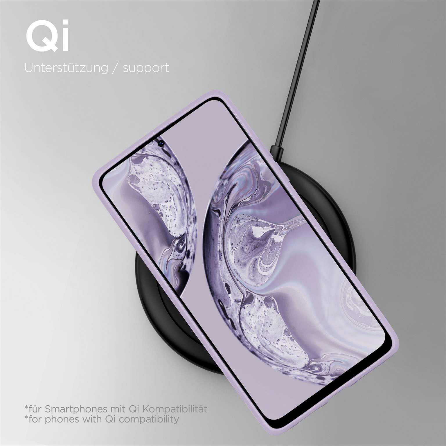 Telefon auf Ladegerät, mit lavendelfarbenem Gehäuse. Text: Qi-Unterstützung. Hintergrund: eine graue Oberfläche.