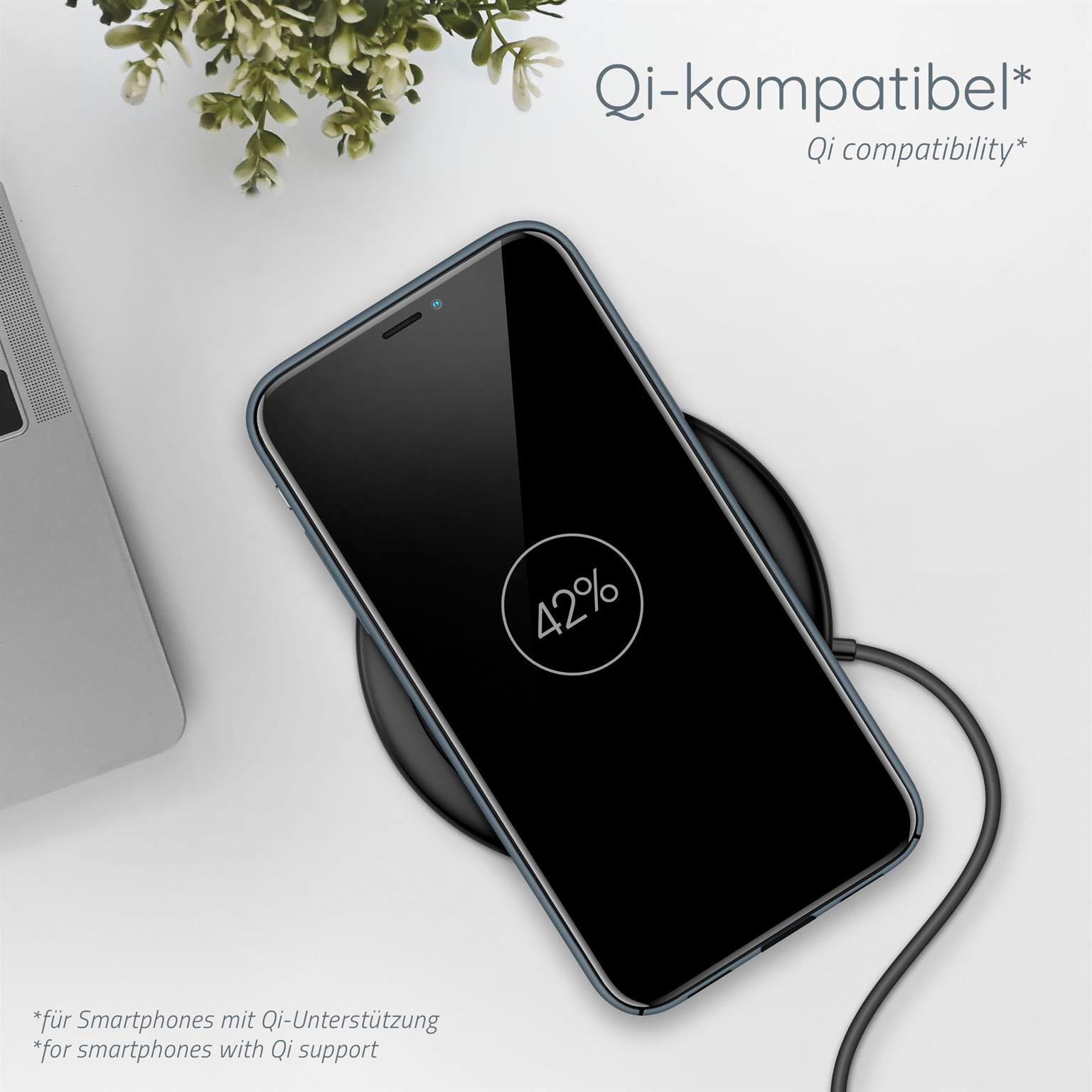 Telefon lädt auf schwarzem kabellosen Ladegerät, Hülle mit blauem Rand.