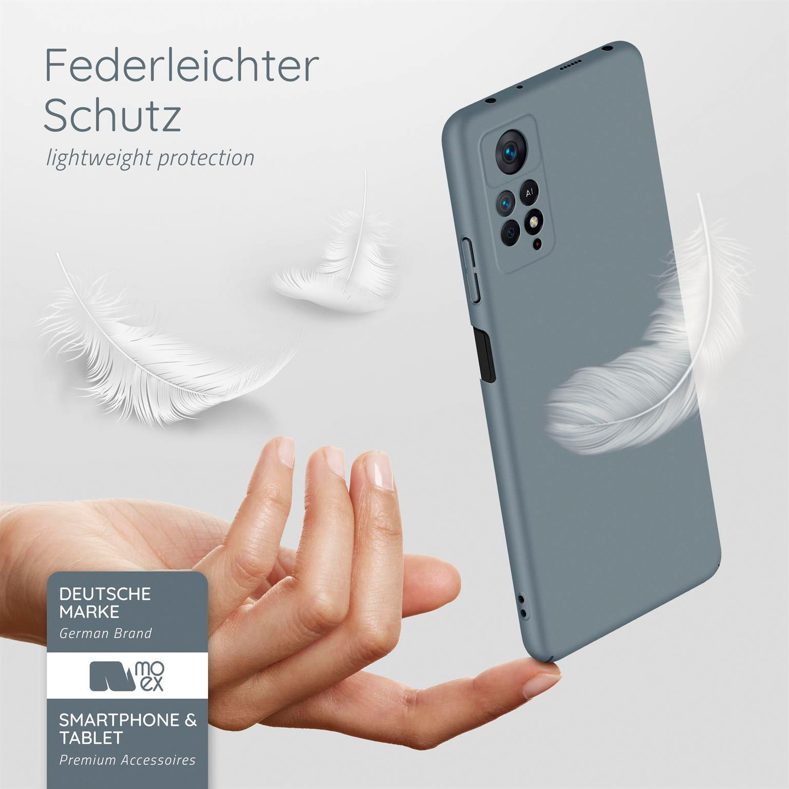 Graue Handyhülle mit Federn. Hand hält die Hülle.
