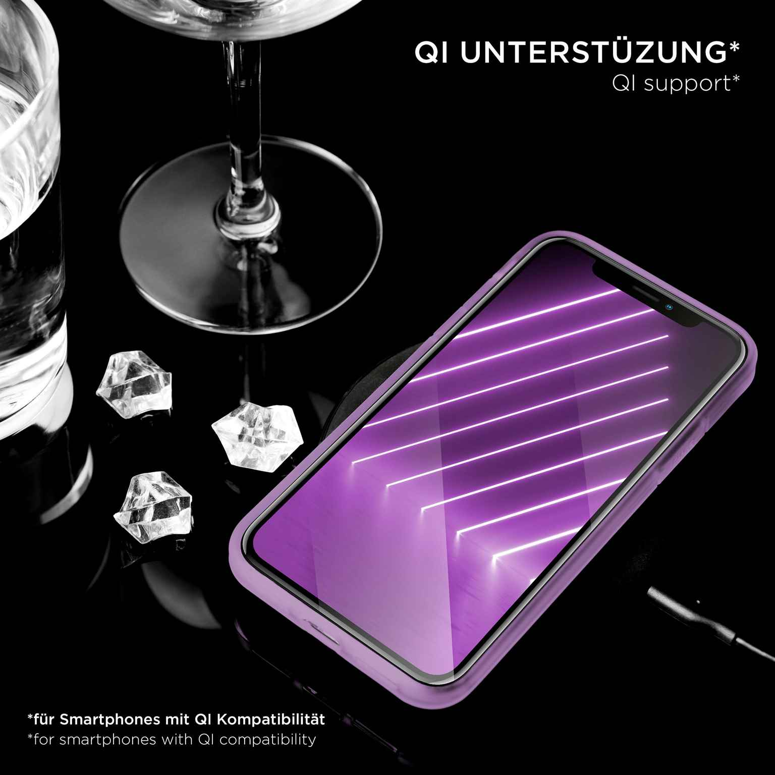 Telefon auf kabellosem Ladegerät, lila Bildschirm, Glas, Wasser, schwarze Oberfläche. Hintergrund: Qi-Support-Text.