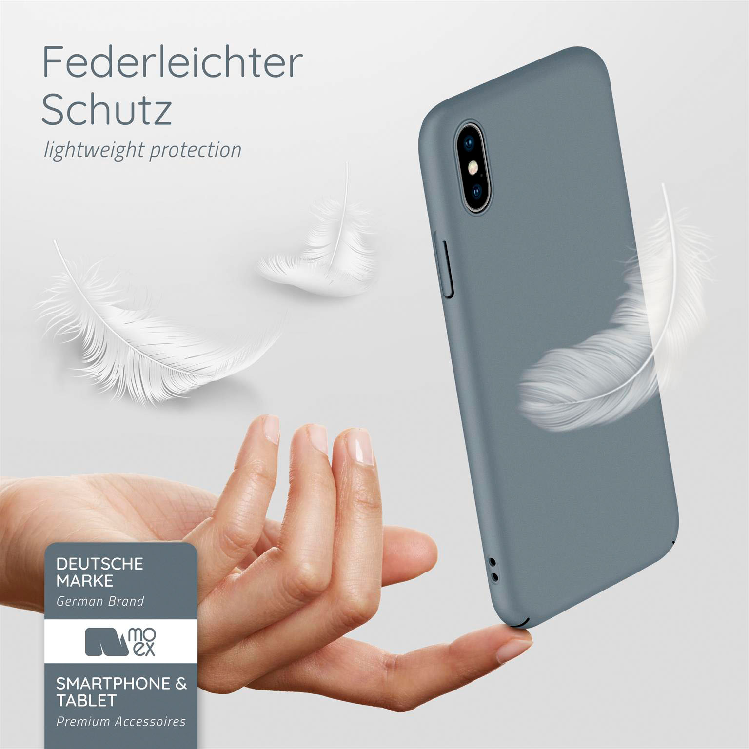Hand hält eine blaue Handyhülle mit drei weißen Federn, die in der Luft schweben.