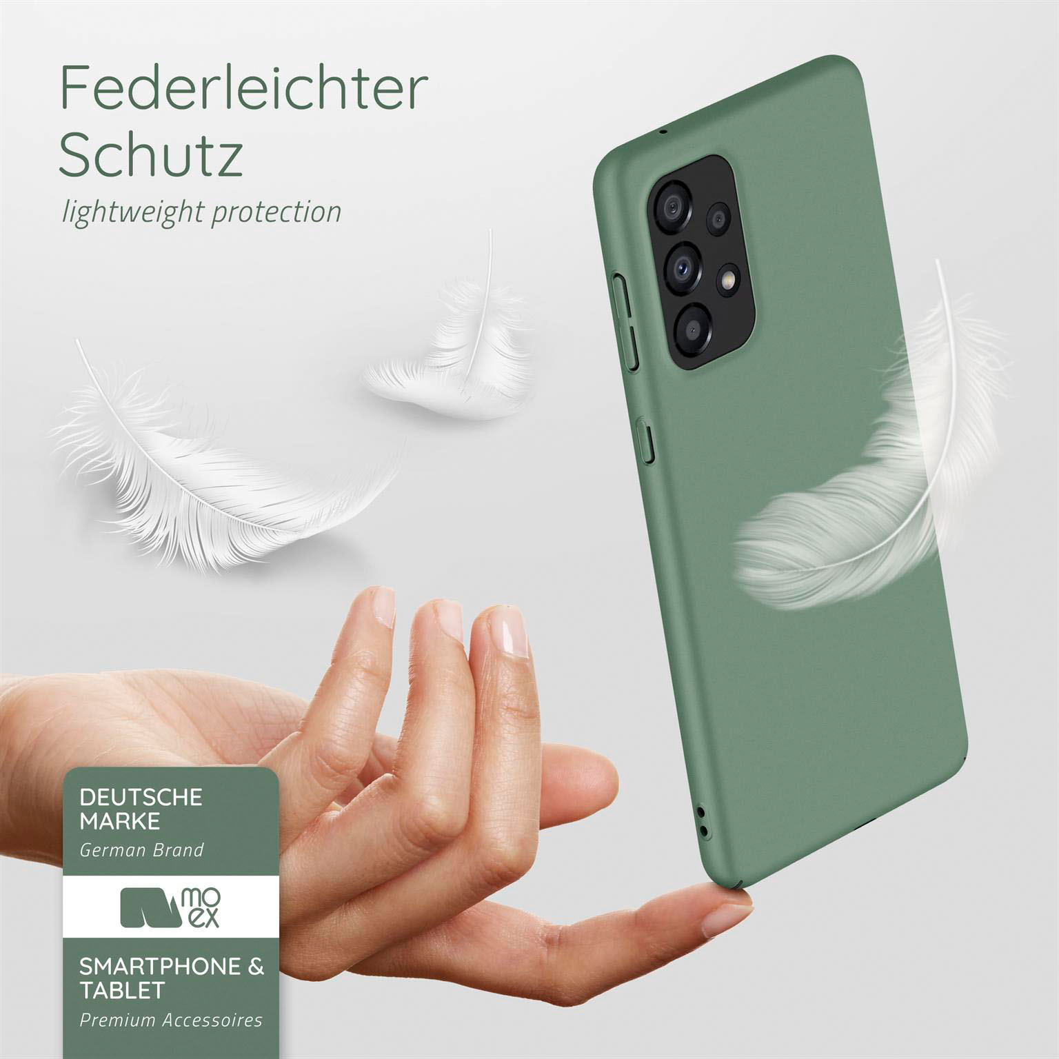Grüne Handyhülle, gehalten von einer Hand, mit weißen Federn im Hintergrund, Text und Logos.