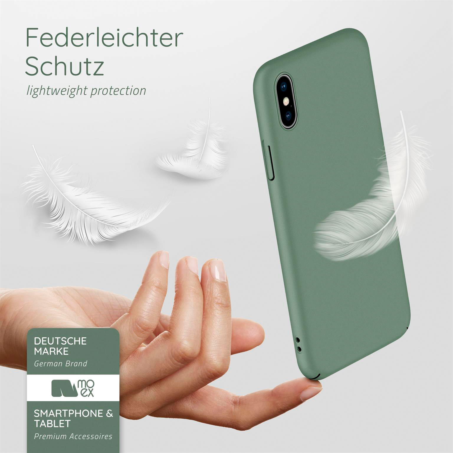 Hand hält eine grüne Handyhülle. Federn im Hintergrund. Text auf Deutsch ist sichtbar.
