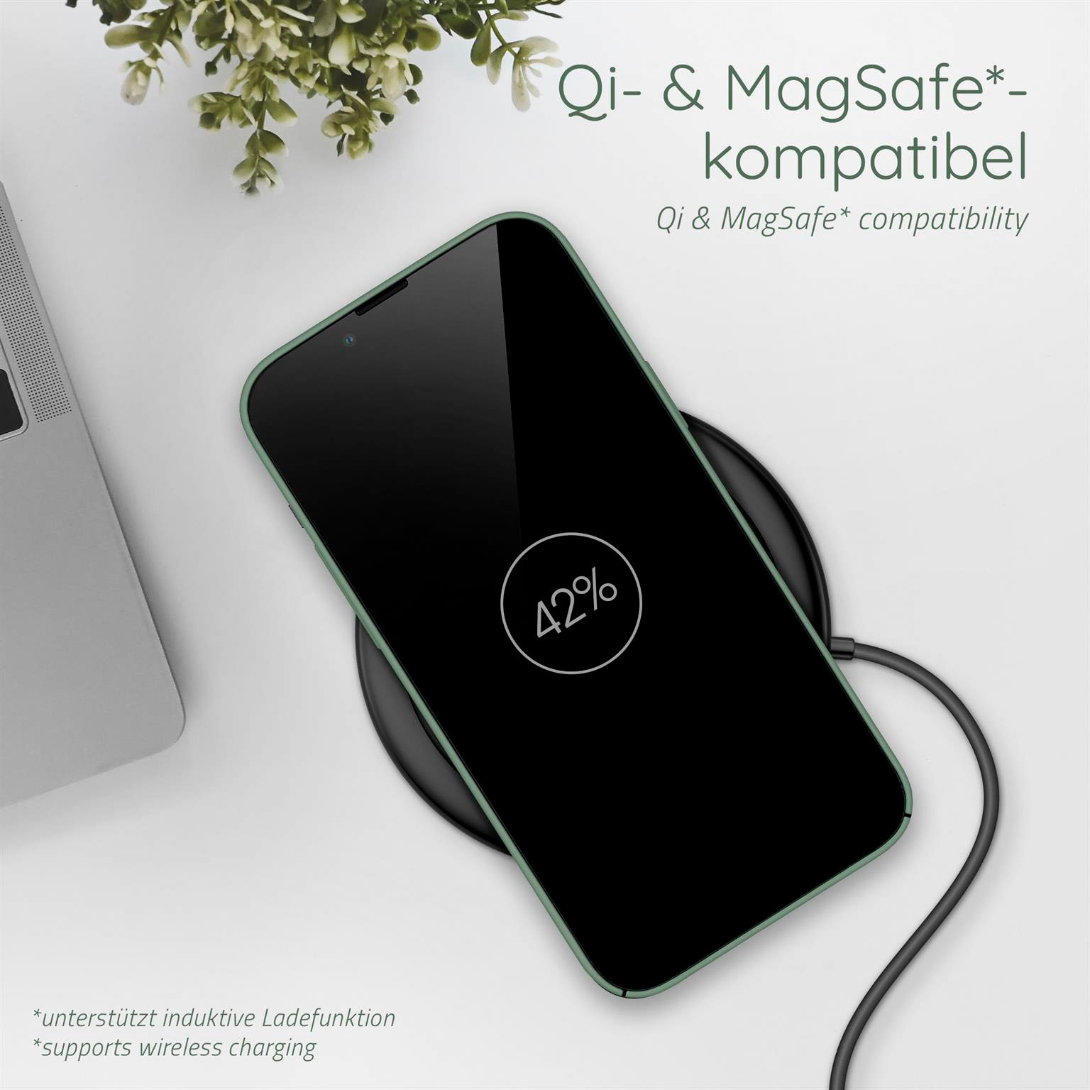 Smartphone auf einem schwarzen kabellosen Ladegerät, das mit 42% lädt. Ein grünes Case umgibt das Telefon.