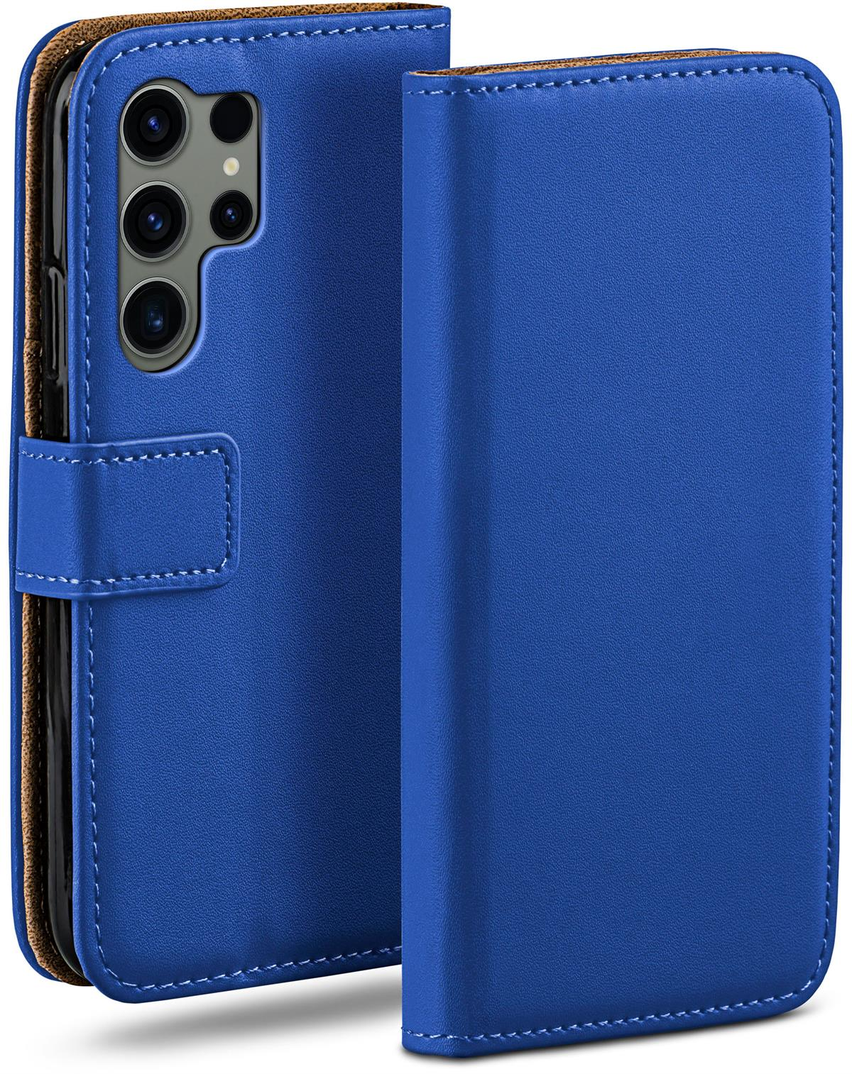 Blaue Handyhülle mit geschlossenem Deckel, die ein Telefon zeigt.