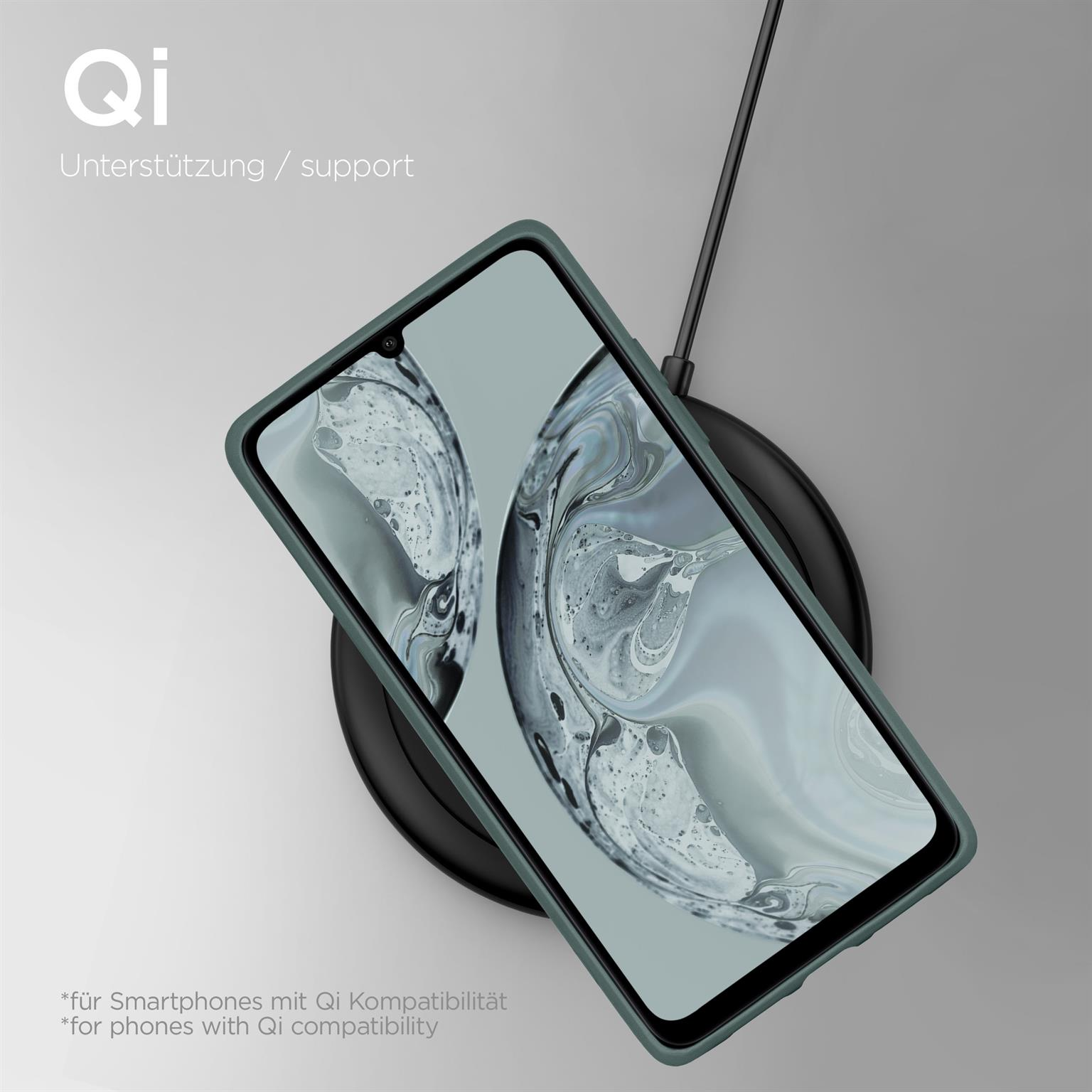 Telefon auf kabellosem Ladegerät, mit grüner Hülle.
