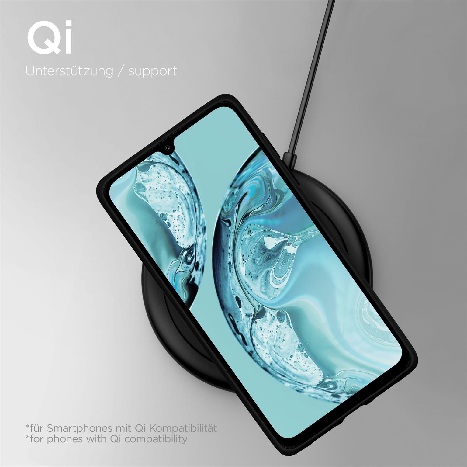 Smartphone in schwarzem Gehäuse auf kabellosem Ladepad. Der Telefonbildschirm ist sichtbar.