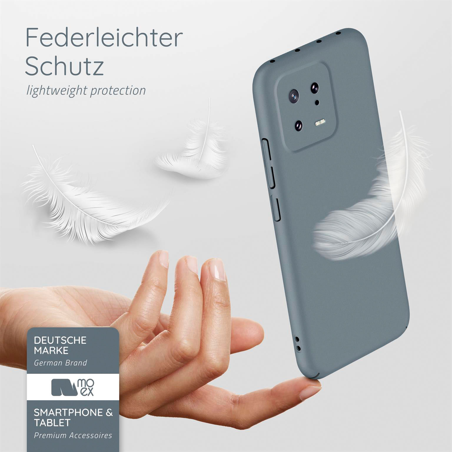 Hand mit Handyhülle, schwebende Federn und deutsches Markenlogo. Die Hülle ist grau.