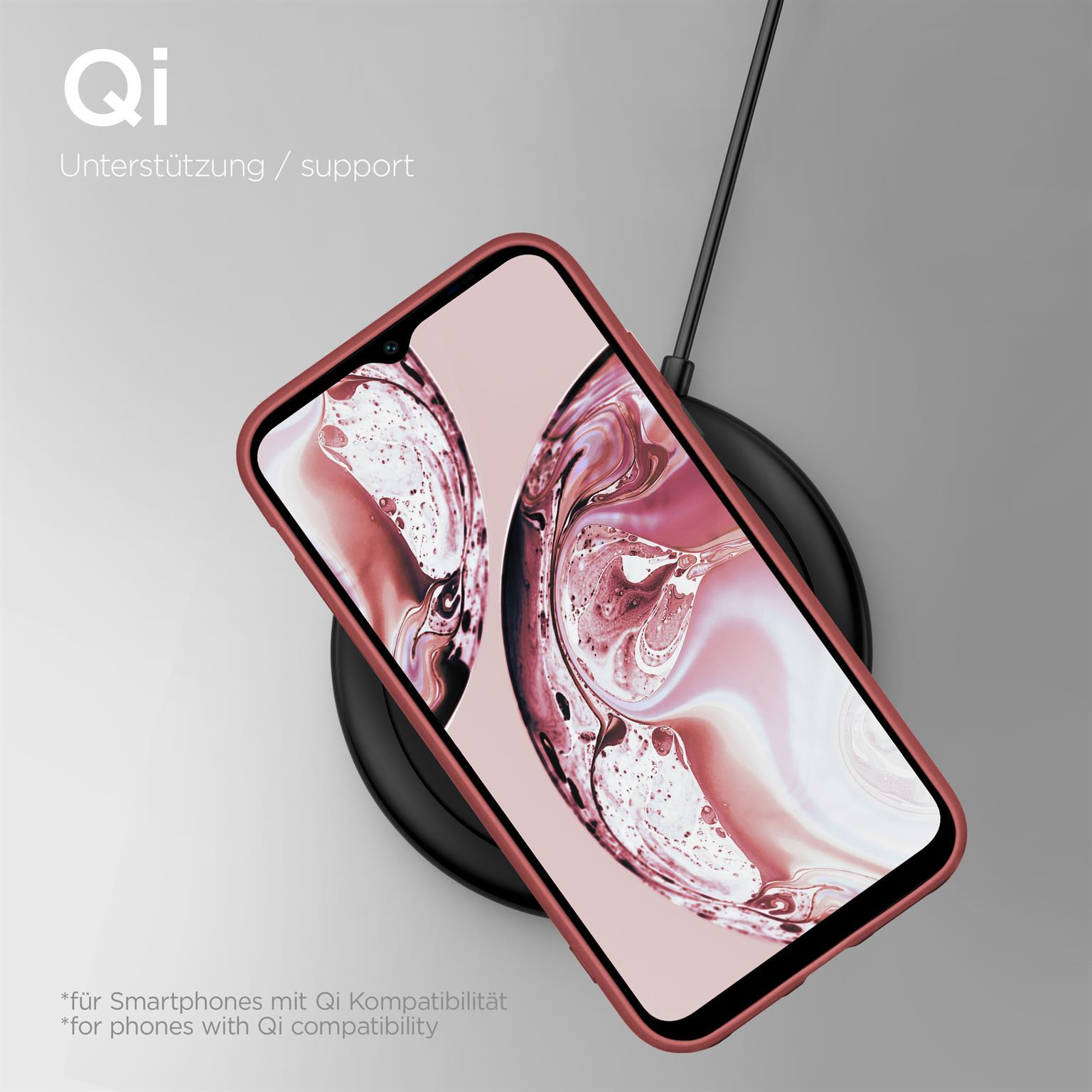 Telefon auf kabellosem Ladegerät, mit rotem Gehäuse. Der Hintergrund ist hellgrau.