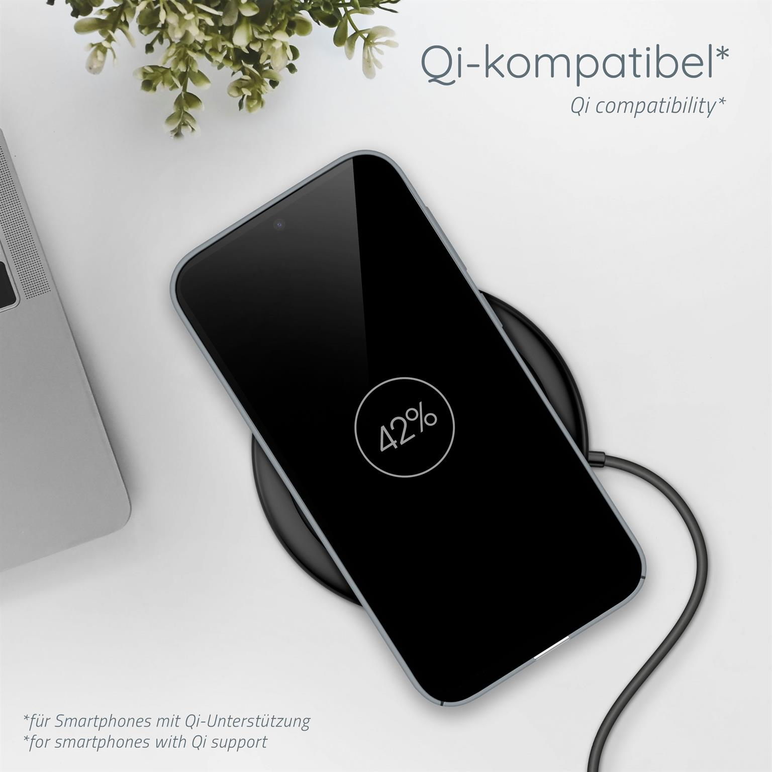Ein Telefon, das drahtlos auf einem Pad geladen wird, mit Prozentanzeige. Blumen im Hintergrund.