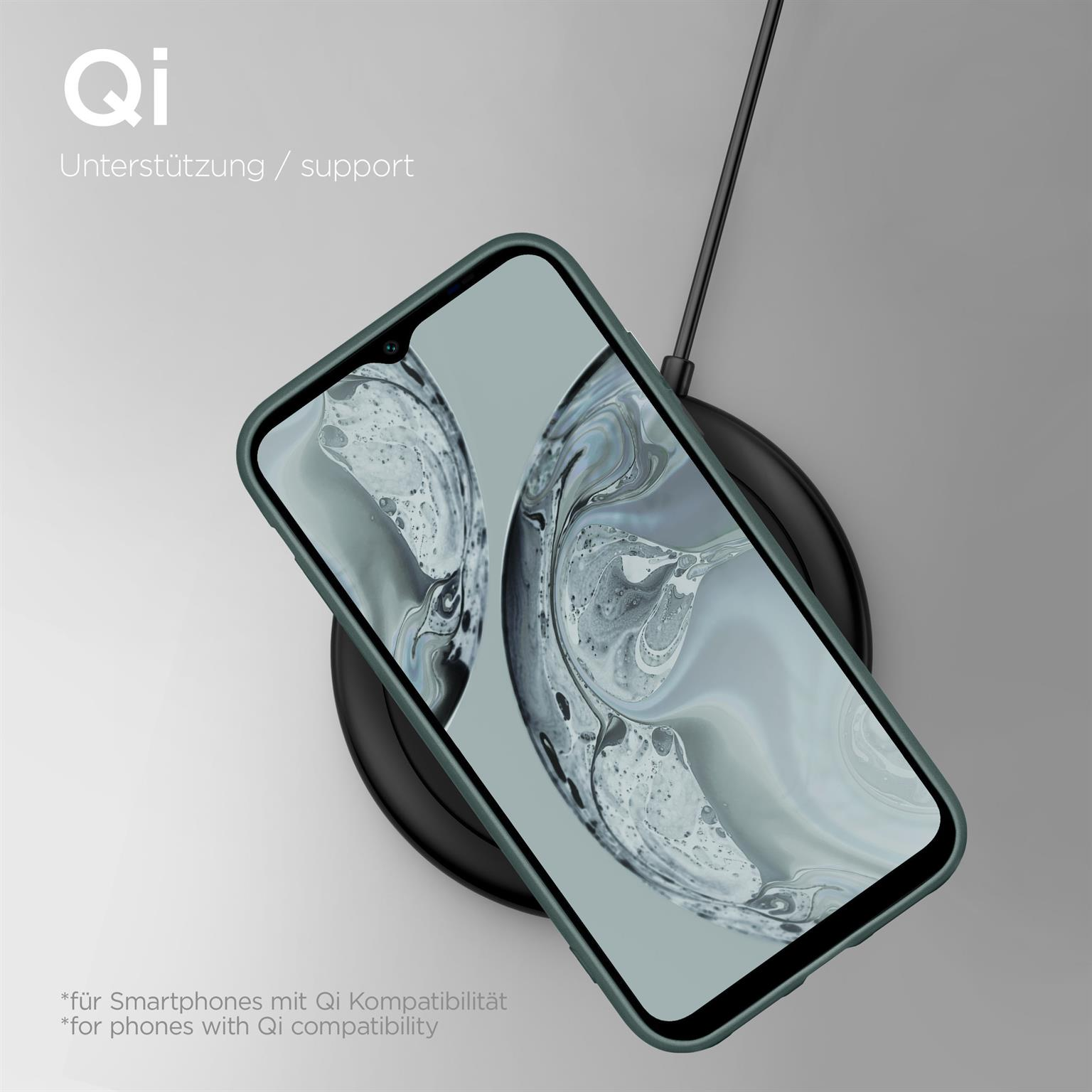 Telefon auf kabellosem Ladegerät, mit grüner Hülle.