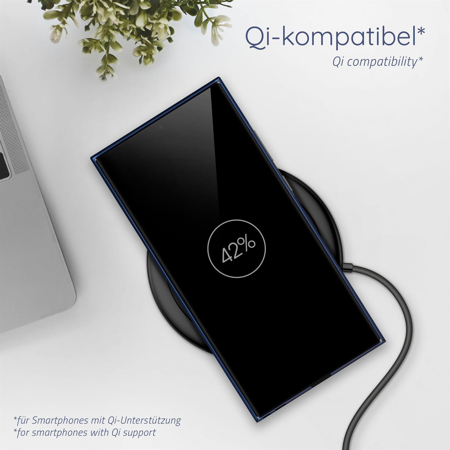 Telefon wird kabellos auf einem Pad geladen, mit blauem Case. Der Bildschirm zeigt 42%. Qi kompatibel.