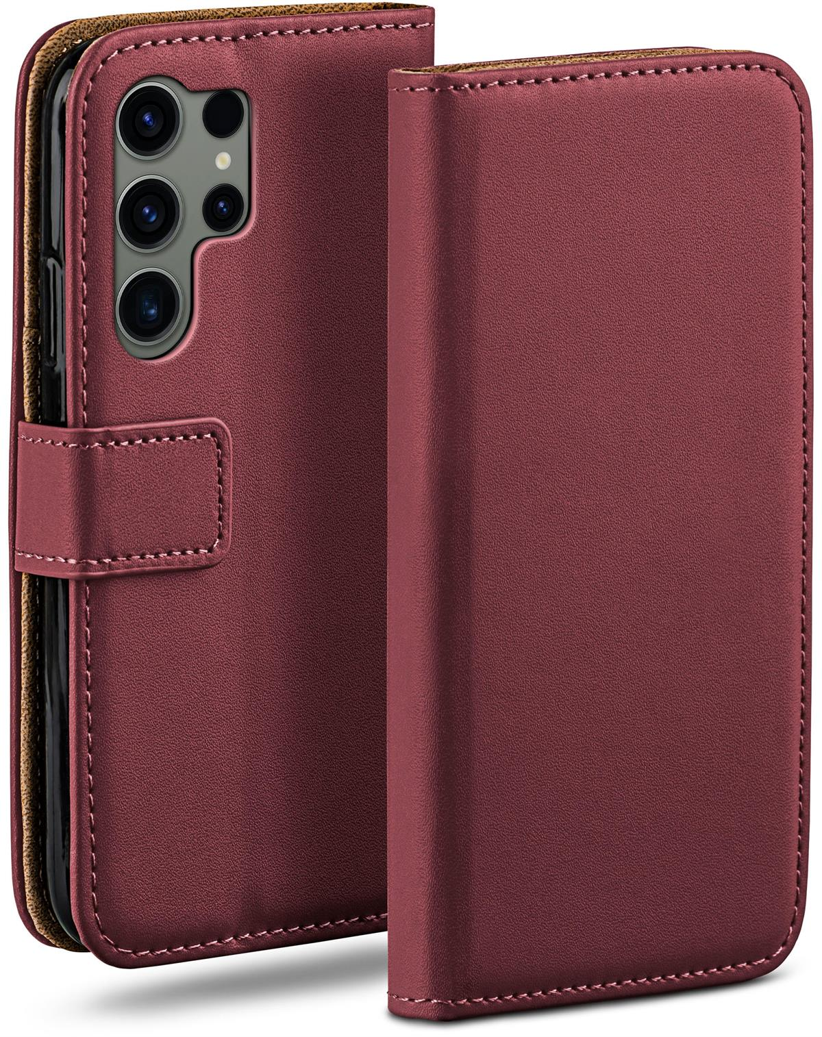 Burgunderrote Leder-Handyhülle, offen, mit Telefon darin. Seitenansicht des Telefons mit Linsen.