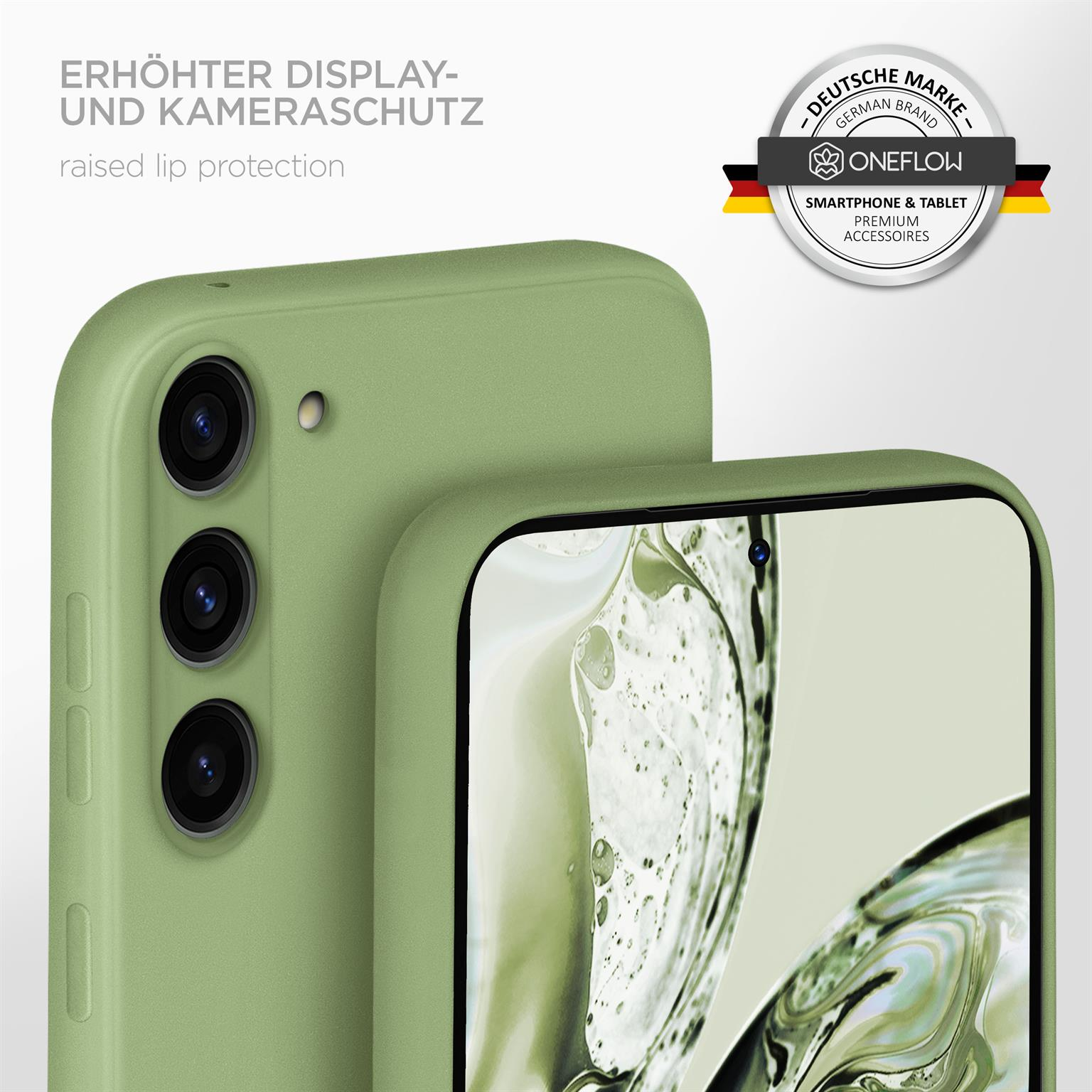 Grüne Handyhülle, Nahaufnahme. Das Telefon hat drei Kameras. Der Hintergrund ist weiß mit Text.