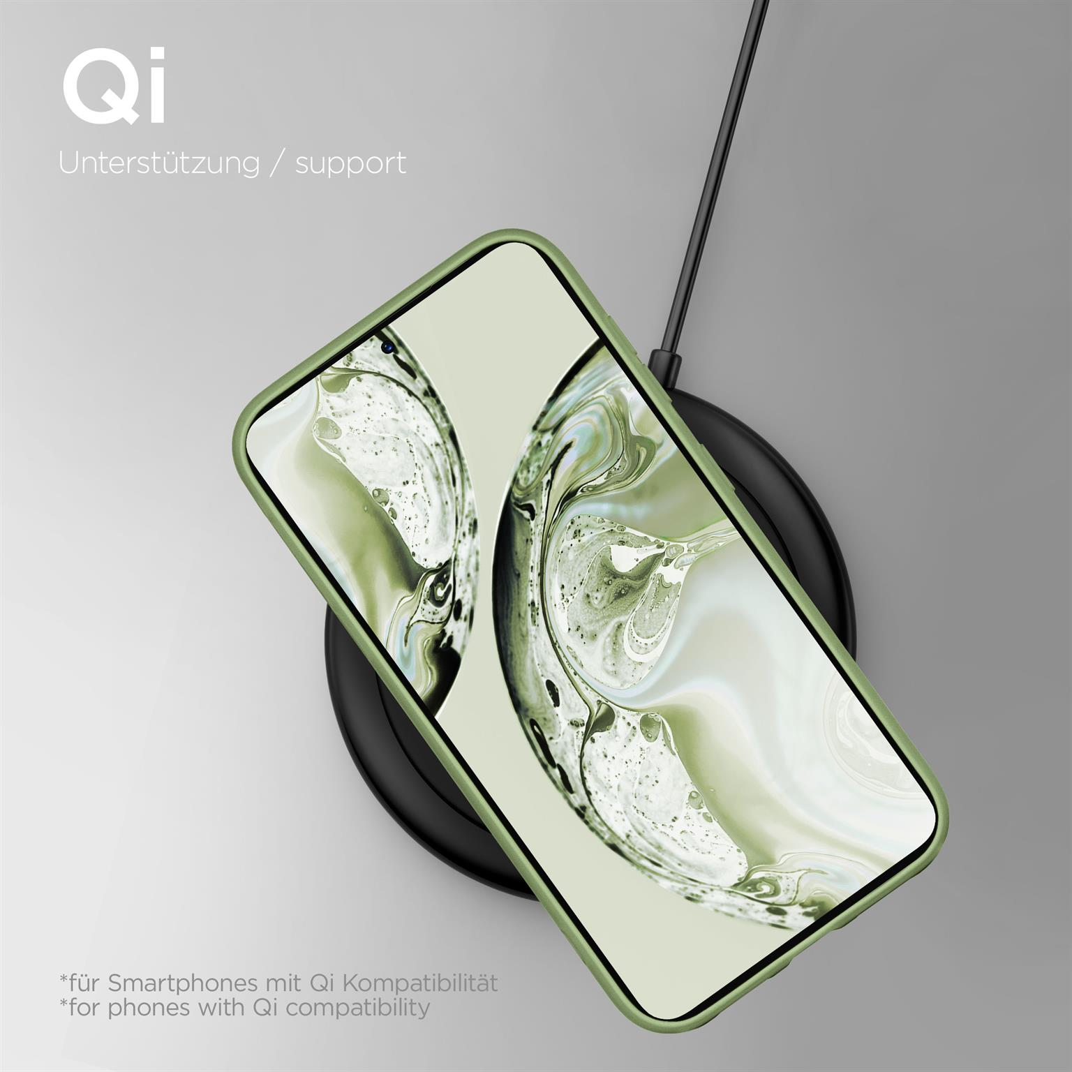 Ein Telefon in einer grünen Hülle, das auf einem kabellosen Pad geladen wird. Das Telefon zeigt einen Bildschirm.