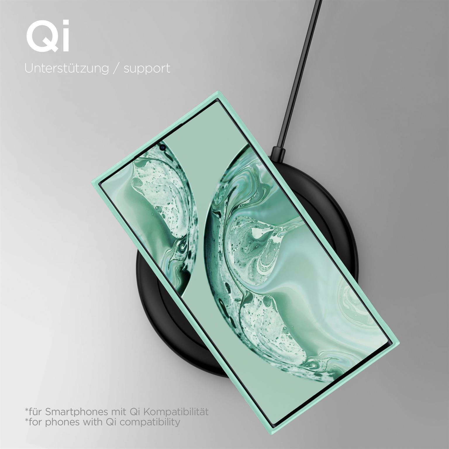 Ein Telefon in einer teal Hülle wird auf einem kabellosen Ladegerät aufgeladen. Das Ladegerät ist schwarz.