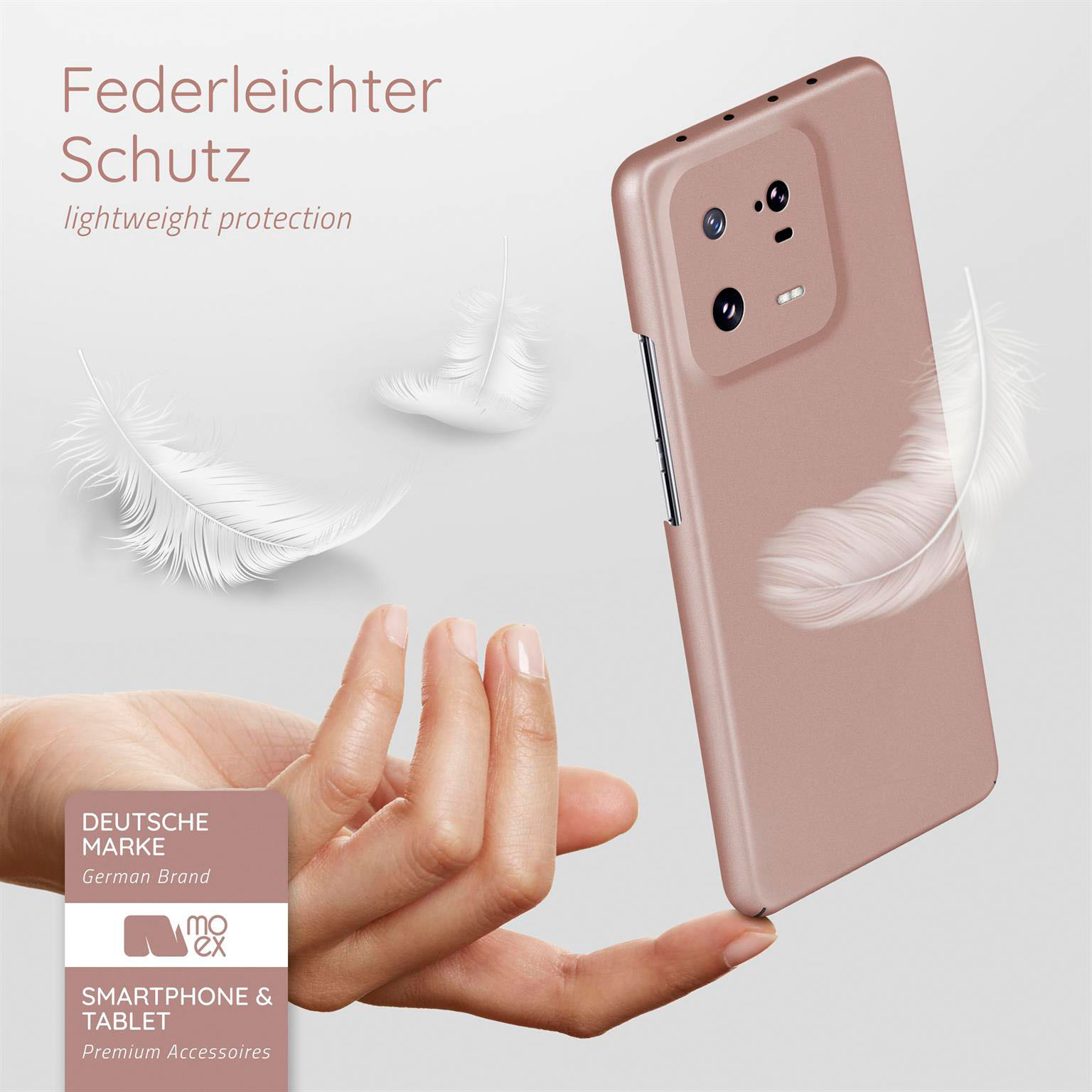 Hand, die ein rosa Telefon mit Hülle hält, mit drei weißen Federn, die im Hintergrund schweben.