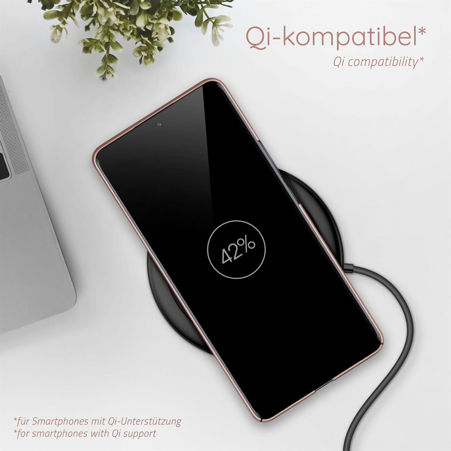 Telefon lädt kabellos, mit Prozentanzeige.