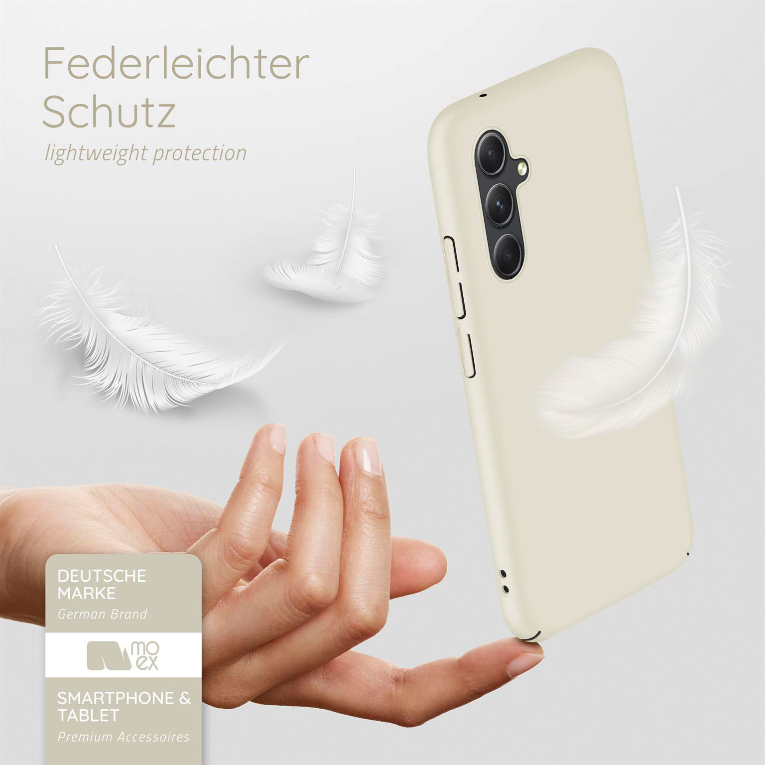 Hand hält cremefarbene Handyhülle mit Federn davor. Deutsches Markenlogo in der Ecke.