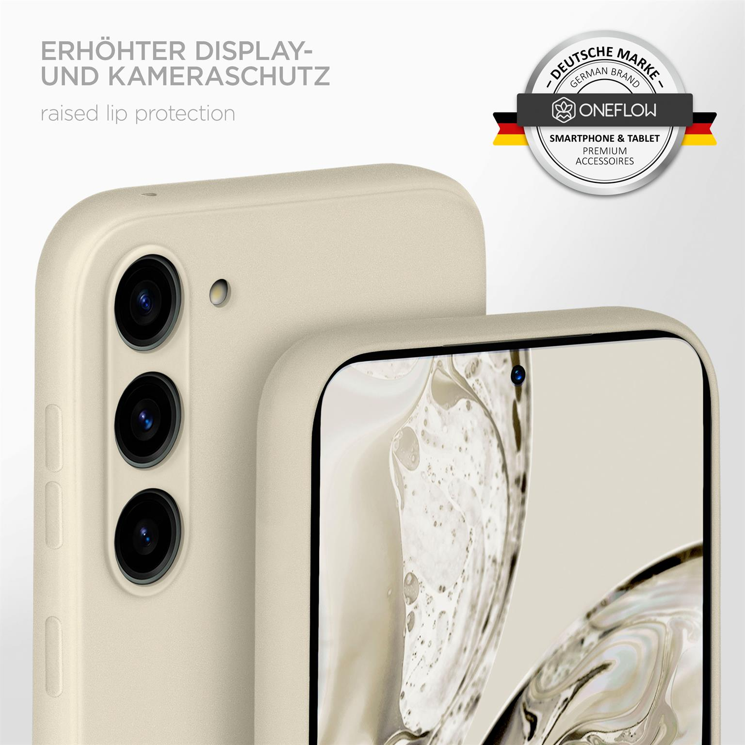 Nahaufnahme von zwei Handyhüllen, eine beige, mit erhöhtem Kameraschutz und einem Abzeichen.