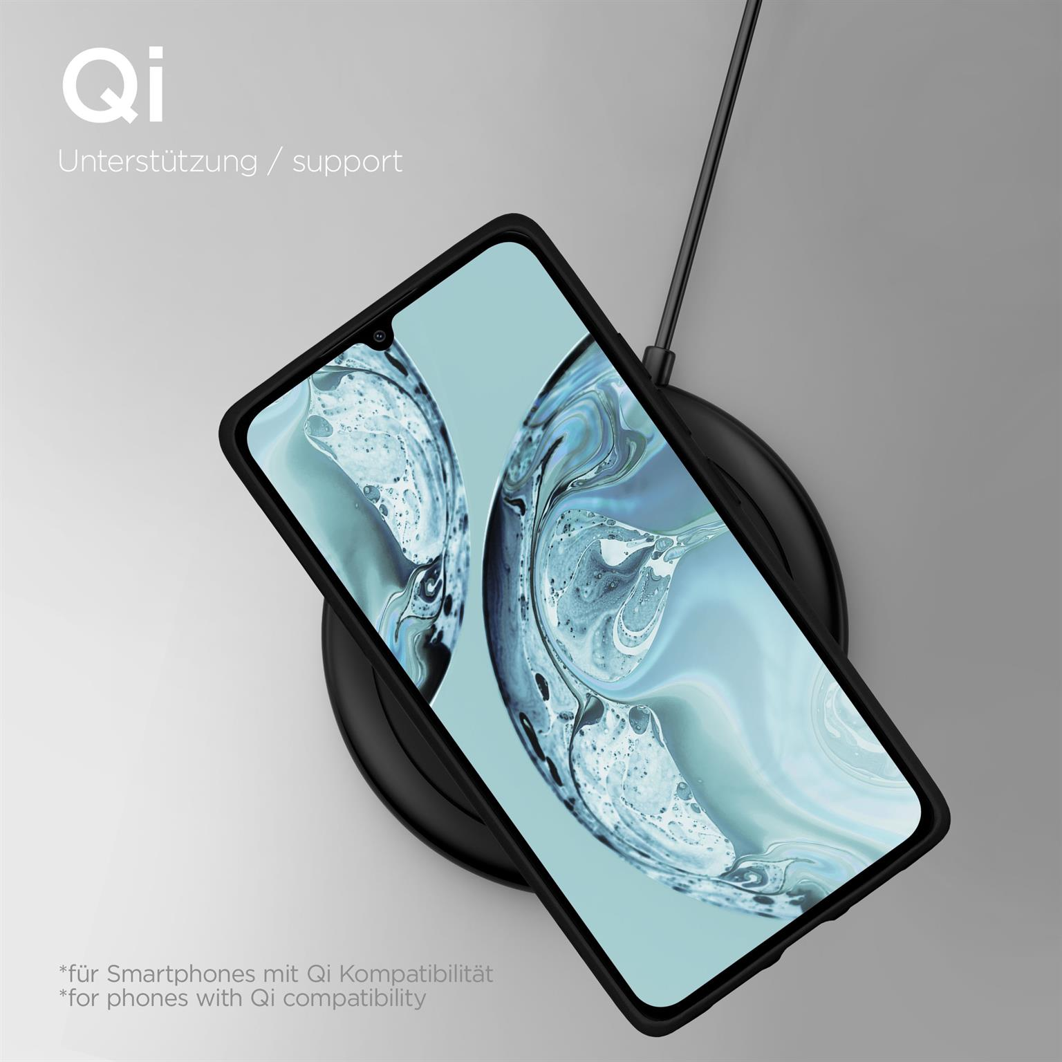 Ein Telefon in einer schwarzen Hülle liegt auf einem kabellosen Ladegerät, mit hellblauem Hintergrund.