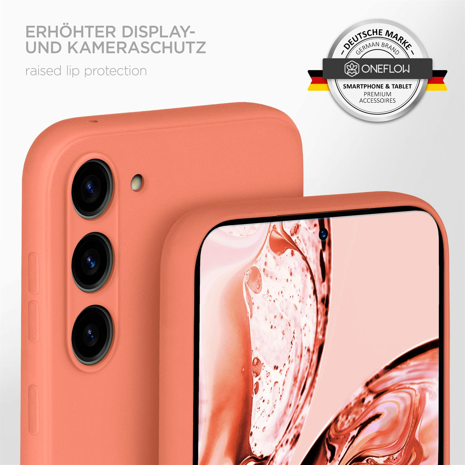Eine korallenfarbene Handyhülle auf weißem Untergrund. Die Kamera ist sichtbar, mit erhöhten Kanten. Text sichtbar.