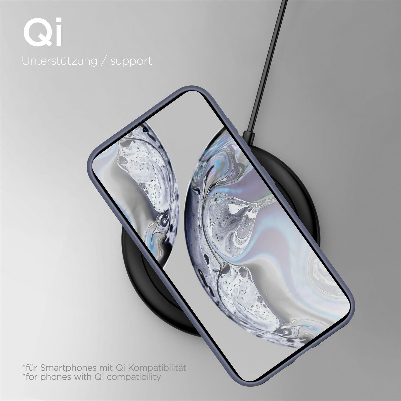 Telefon in blauer Hülle auf kabellosem Ladegerät. Text: Qi Unterstützung/support.