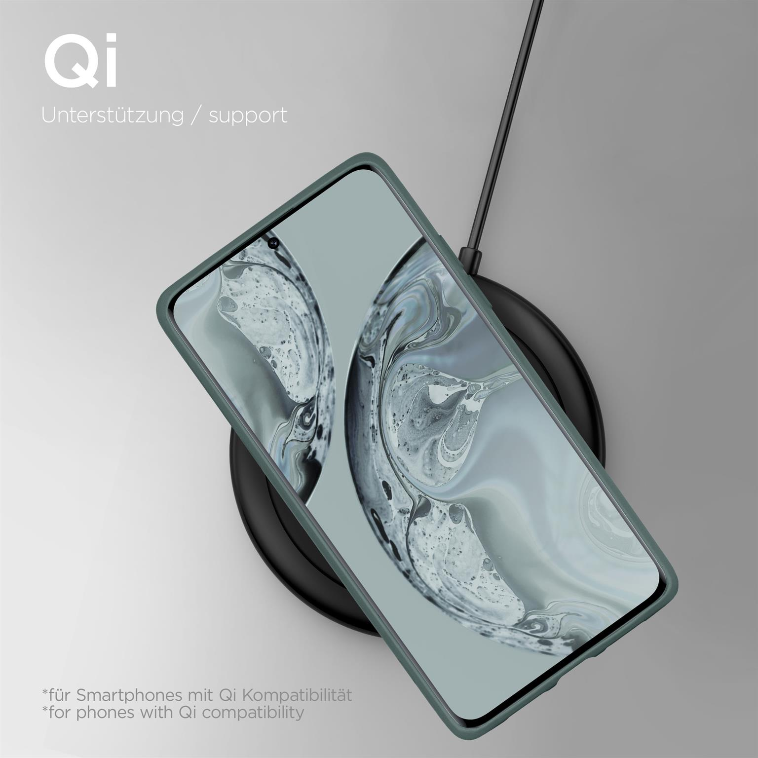 Telefon in einer Hülle auf einem kabellosen Ladegerät. Hülle ist grün, Ladegerät ist schwarz.