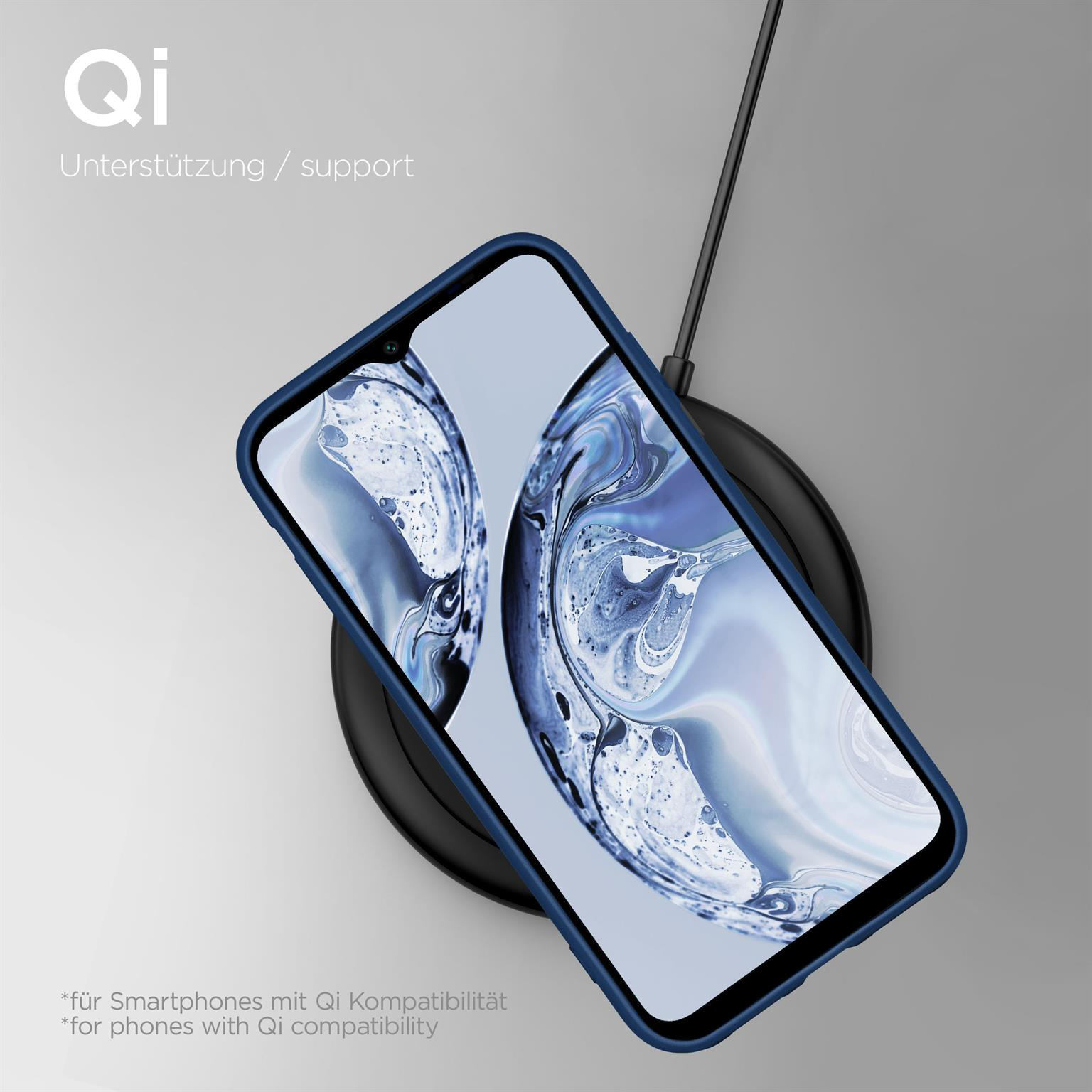 Telefon in blauer Hülle auf einem kabellosen Ladegerät.