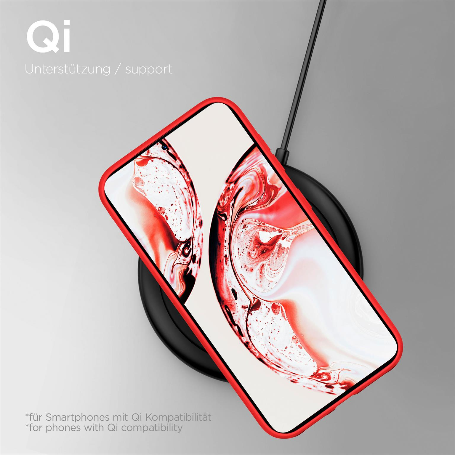 Eine rote Handyhülle auf einem kabellosen Ladegerät. Das Telefon hat eine rote Hülle und der Qi-Support-Text ist sichtbar.