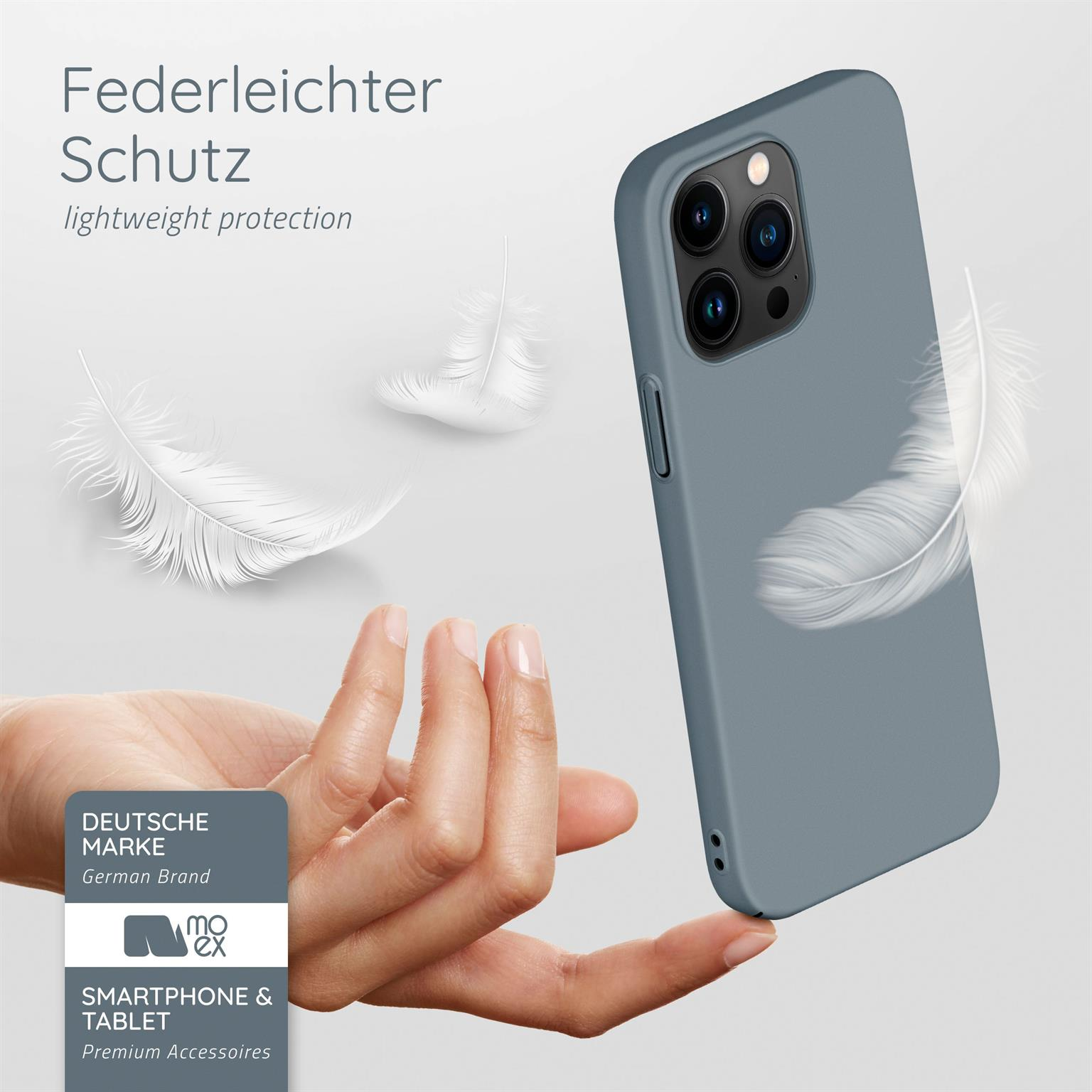 Eine Hand, die ein Telefon mit blauem Gehäuse hält, mit weißen Federn, die um es herum schweben. Das Label "Deutsche Marke" ist sichtbar.