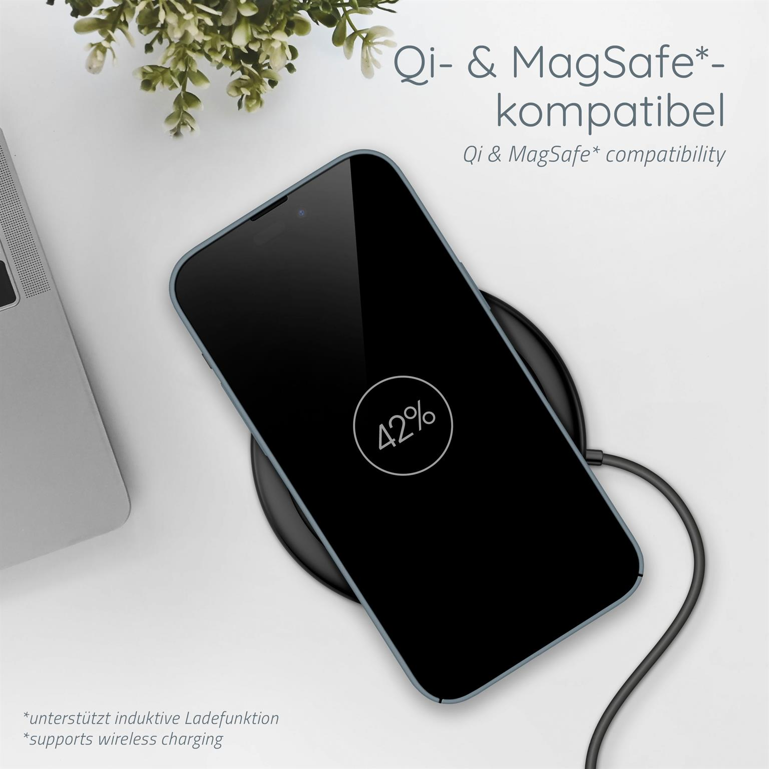 Schwarzes Telefon auf kabellosem Ladegerät, 42%. Weißer Hintergrund, Pflanze. Qi & MagSafe kompatibel.