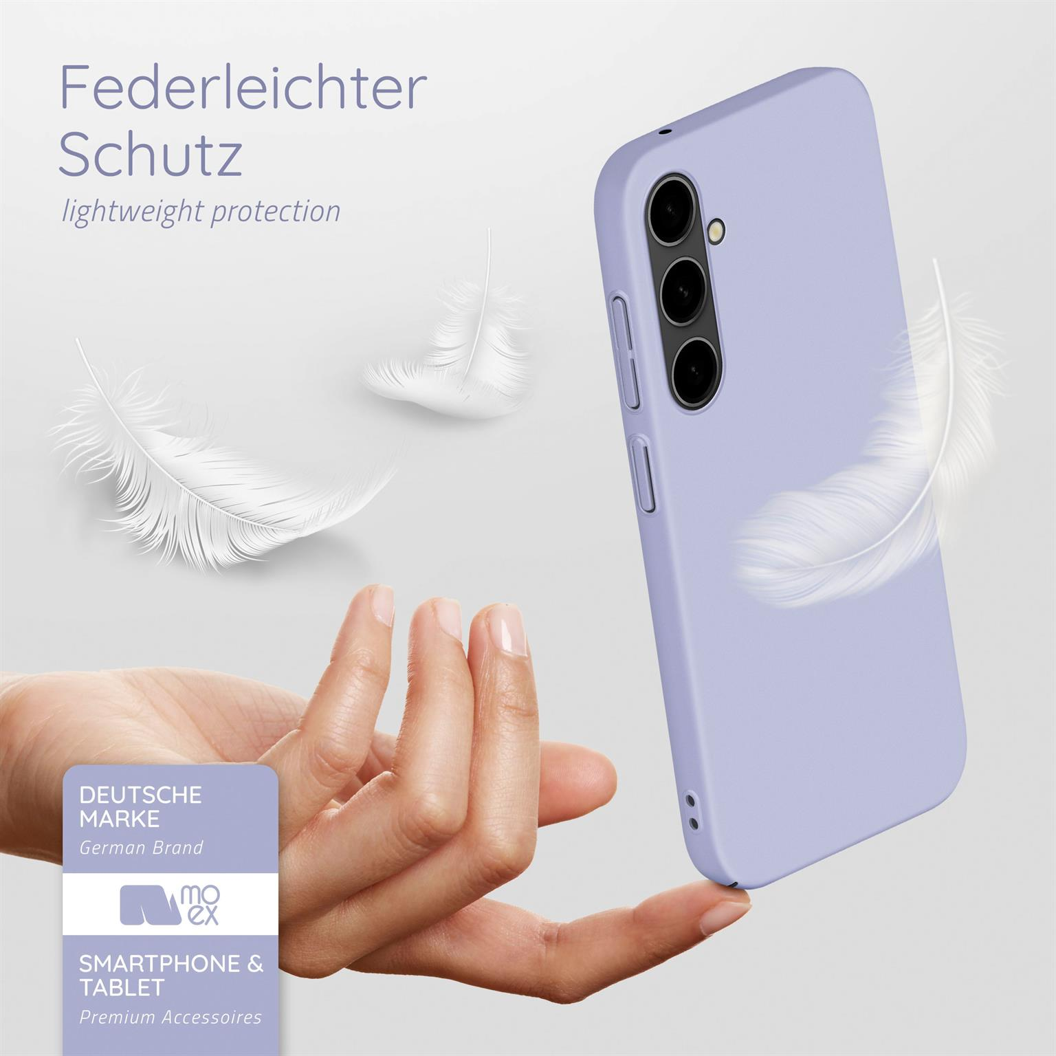 Eine Hand hält eine lila Handyhülle. Im Hintergrund sind weiße Federn.