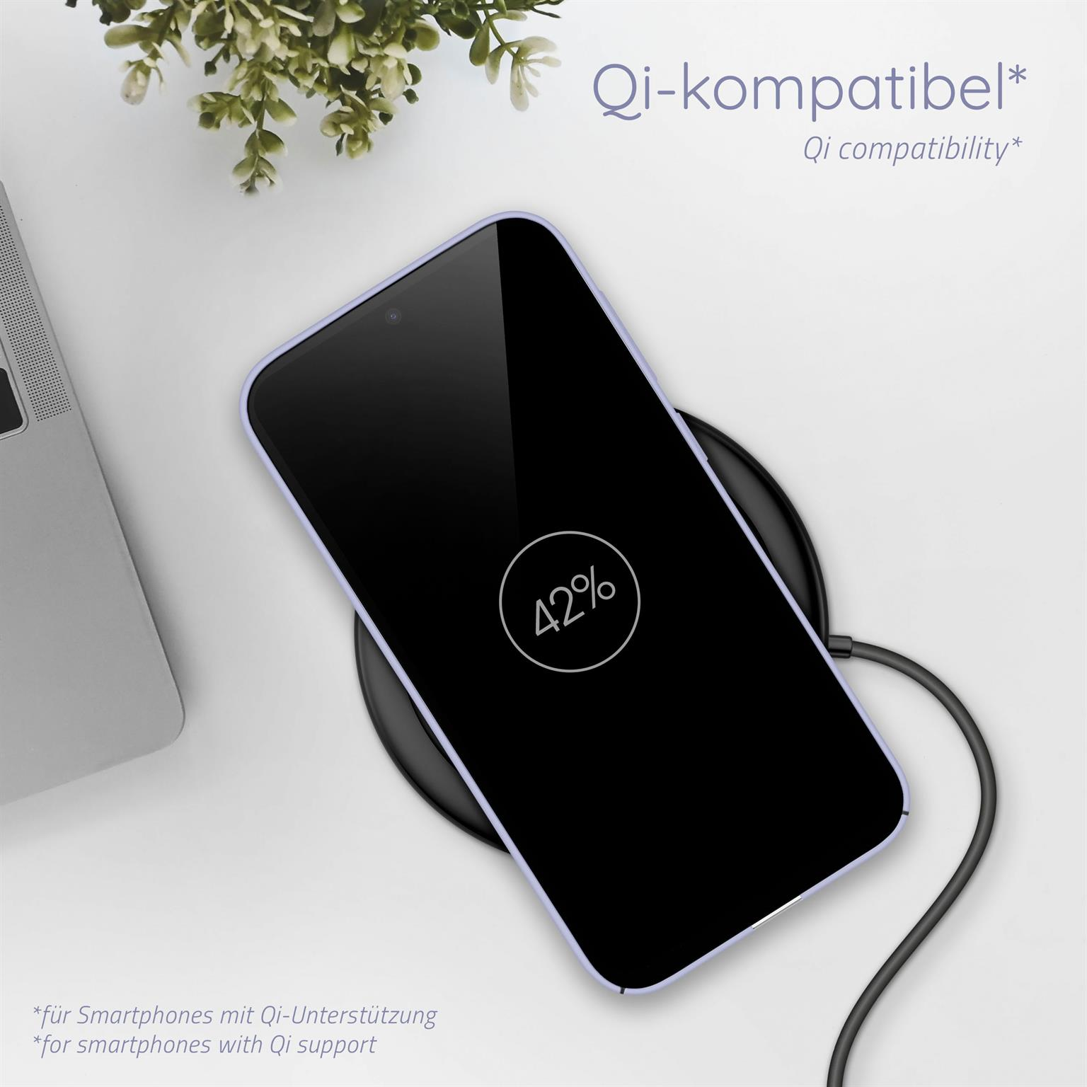 Smartphone lädt kabellos, zeigt 42% auf dem Bildschirm, neben einer Pflanze.